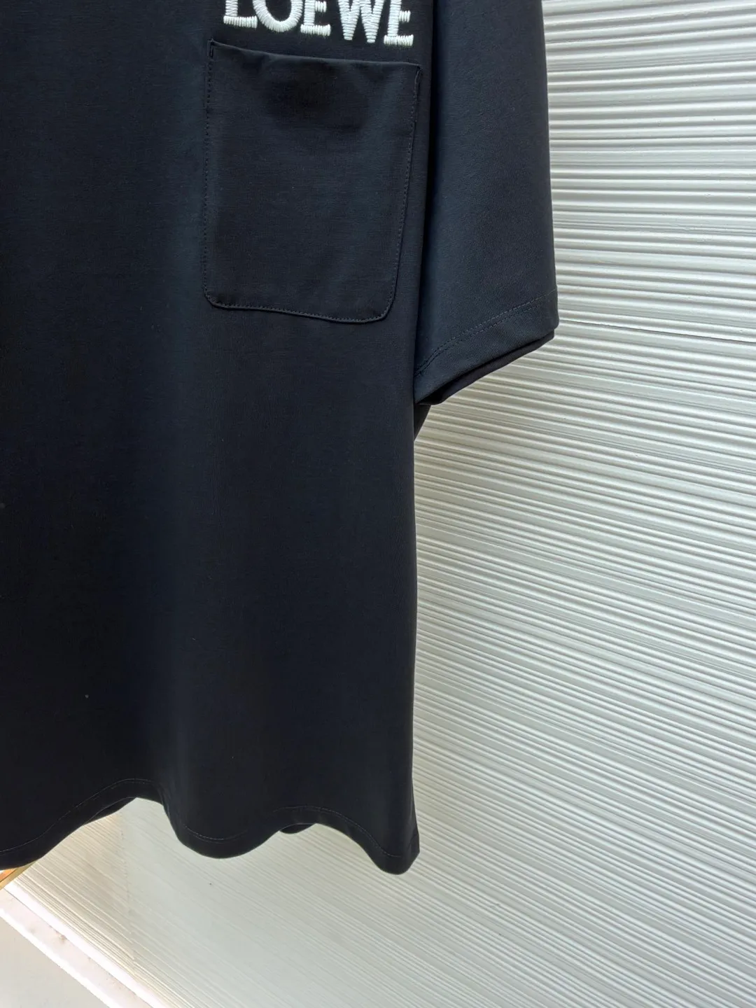Loewe Patch Pocket Round Neck Short Sleeve ●Original version: Purchased and developed by 3621 ●Item number: 1681853-A00 ●Material: combed cotton fabric ●Technology: embroidery production ●Color: black ●Version: fitted version ●Weight: about 265 grams ●Size: XS-S-M-L ●Description: Made of 15S fine cotton plain fabric, 230g; with 32S double yarn thread, 300g. Plain weave fabric made from combed cotton fibers has a more orderly arrangement and higher density than ordinary cotton, so it has better texture and luster. 15S fine cotton plain fabric is a high-quality cotton fabric with the characteristics of softness, comfort, good breathability, and good durability. Matching the specific color and thick thread material, single-needle lock embroidery is mainly used, and the stitches of this embroidery are fine. The craftsmanship is exquisite. The edge of the pattern not only makes the embroidery appear smooth, but also the stitches are arranged neatly and evenly, without exposing the ground or overlapping. The embroidery uses thick lines to outline the letter pattern, and the thick lines create a more three-dimensional texture. Thick thread embroidery has the rough feel of hand embroidery, and the overall effect is three-dimensional and the texture is delicate, creating a dual texture in terms of look and feel. The overall wiring is straight and delicate, the fabric is comfortable and soft, and the color is consistent without color difference. It can be matched with the same style to create a fashionable look and control various occasions. Customized accessories, complete with three standards, same style for men and women!
