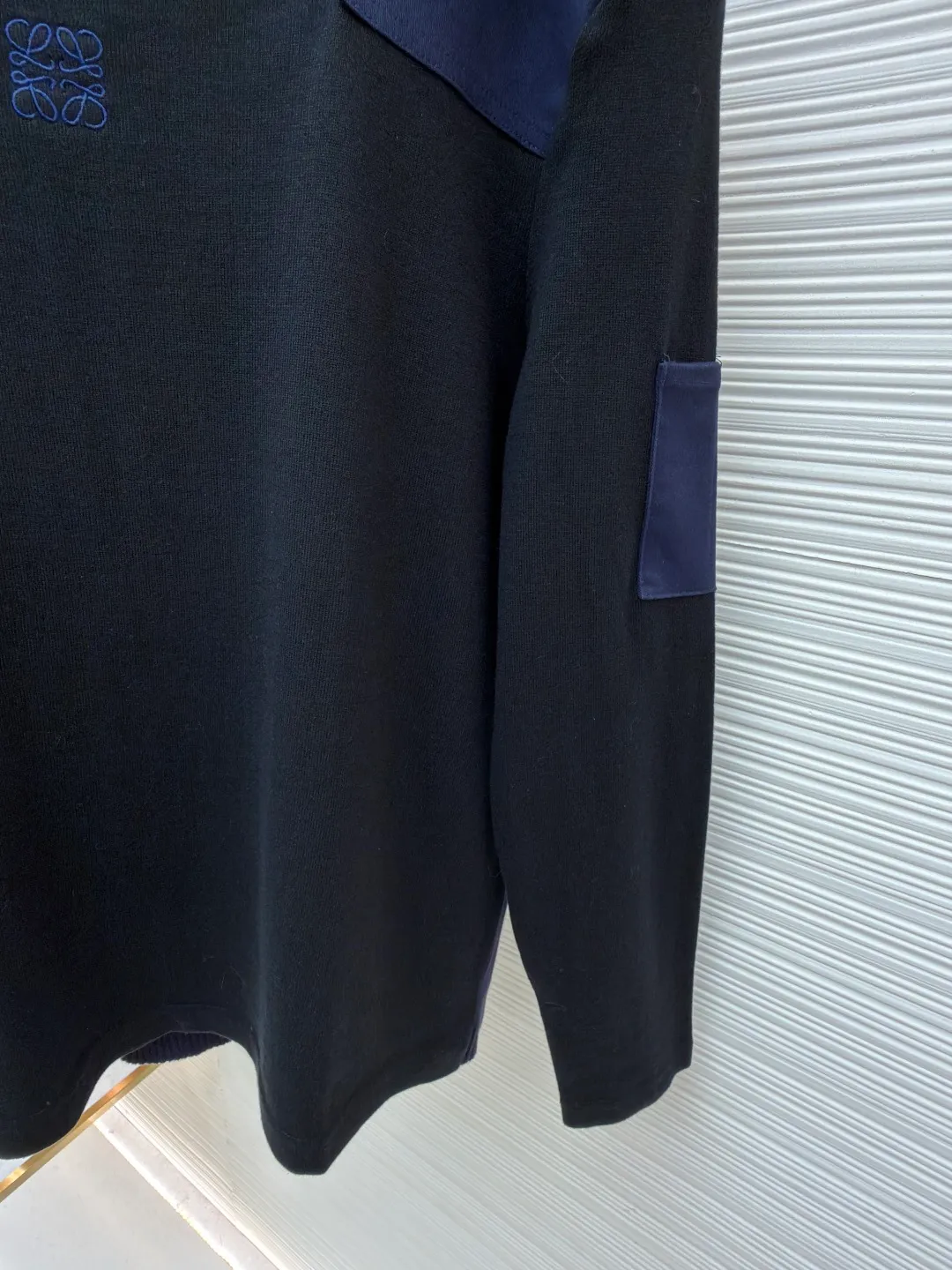 Loewe cotton blended long-sleeved sweater ●Original version: Purchased and developed for 8800 ●Item number: 1682326-B05 ●Fabric: 100% cotton ●Technology: knitted ●Color: black ●Version: fitted version ●Weight: about 525 grams ●Size: S-M-L-XL ●Description: This LOEWE cotton blended color-blocked long-sleeved sweater is made of high-quality cotton blended fabric as the base. It has been treated with a professional wool fermentation washing process to give the fabric a soft and delicate touch. It also improves the wrinkle resistance and breathability of the fabric, making it less likely to deform after long-term wear. The color-blocking design of the body is made of matte navy blue fabric, which contrasts with the black main body. The panels on the shoulders and sleeves add workwear-style details. The brand's iconic elements are presented using imported embroidery techniques. The stitches are fine and smooth, and the patterns are three-dimensional and clear, accurately restoring the brand's classic aesthetics. The entire garment is cut to fit ergonomics. The size of each part has been adjusted repeatedly, and it is normal for there to be an error of 1-3CM due to manual measurement. It is recommended that the garment be hand washed to preserve the integrity of the fabric and workmanship. The overall wiring is straight and delicate, the fabric is comfortable and soft, and the color is consistent without color difference. It can be matched with the same style to create a fashionable look and control various occasions. Customized accessories, complete with three standards, same style for men and women!