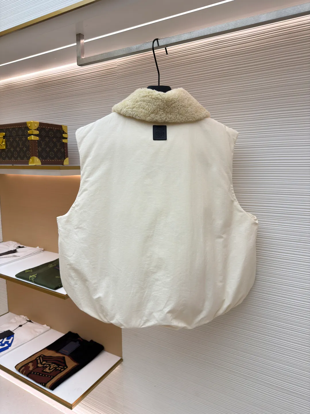 LOEWE lamb collar stitching tie decorative vest ●Original version: Purchased and developed in 20277 ●Item number: 1680964-E65 ●Fabric: Sheepskin lamb fabric ●Technology: embroidery production ●Version: Fitted version ●Weight: about 1005 grams ●Size: S-M-L ●Description: Made of Oxford fabric blended with 60% cotton and 40% nylon. Cotton fiber has a natural skin-friendly feel and good moisture absorption and breathability. The addition of nylon improves wear resistance and skeleton strength, while the high-density braid layer enhances the velvet locking effect. The lambswool lapel design effectively wraps the neck and reduces heat loss. Its texture is soft, delicate to the touch, close to the skin and non-irritating, providing a comfortable experience. The furry texture can modify facial lines, making the face look smaller and more refined. It uses 90 white duck down with a weight of 220g to ensure excellent thermal insulation performance. After strict screening and processing, the velvet is not easy to get drilled, ensuring durability. The inner and outer denim fabrics are misaligned by 1.5 cm, blocking the migration path of velvet. The anti-velvet silk thread is used through the imported No. 7 needle to achieve a chain stitch of 14 stitches/inch, resulting in tight and straight stitch spacing and a sewing effect without skipping stitches. The inner bag surface is formed into high-precision Anagram embroidery with about 6,000 stitches through the advanced computer control system and precision mechanical components of the imported embroidery machine. The overall wiring is straight and delicate, the fabric is comfortable and soft, and the color is consistent without color difference. It can be matched with the same style to create a fashionable look and control various occasions. Customized accessories, complete with three standards, same style for men and women!