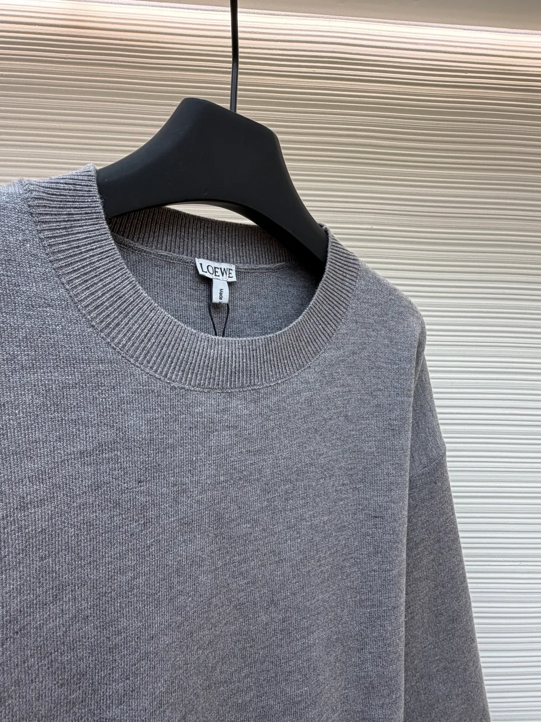 Loewe padded 3D embroidered crew neck sweater ●Original version: purchased and developed by 10958 ●Item number: 1681874-A85 ●Fabric: wool blended fabric ●Technology: 3D embroidery production ●Color: gray ●Version: fitted version ●Weight: about 555 grams ●Size: S-M-L-XL ●Description: Made of wool blended fabric, mainly 96% wool, combined with 3% nylon and 1% spandex. The main body of wool ensures the warmth and comfort of the clothing. The addition of a small amount of nylon and spandex significantly improves the elasticity and wear resistance. The ribbed decorative parts are made of 100% wool, which further enhances the texture and wearing experience. Tightly fasten the fabric and cushioning material to the frame of the embroidery machine. The embroidery machine uses sparse stitches along the pattern of the cushion layer to outline the filling area of the pattern. Then it runs the pattern of the overlay layer, using dense stitches to perfectly cover the foam cushion layer, thus forming a slightly raised Anagram embroidery, which is soft and soft to the touch. The full and thick thread layer plays a protective role and greatly improves its wear resistance. Add detergent and preliminarily rinse the bulk goods at a water temperature of about 35 degrees to remove impurities during the production process. The protease is then used to gently digest the hairiness on the surface, thereby reducing the tendency to pilling from the source, improving the feel, retaining softness, and eliminating irritation. Finally, after dehydration and drying, the dimensional and shape stability is improved. The overall wiring is straight and delicate, the fabric is comfortable and soft, and the color is consistent without color difference. It can be matched with the same style to create a fashionable look and control various occasions. Customized accessories, complete with three standards, same style for men and women!