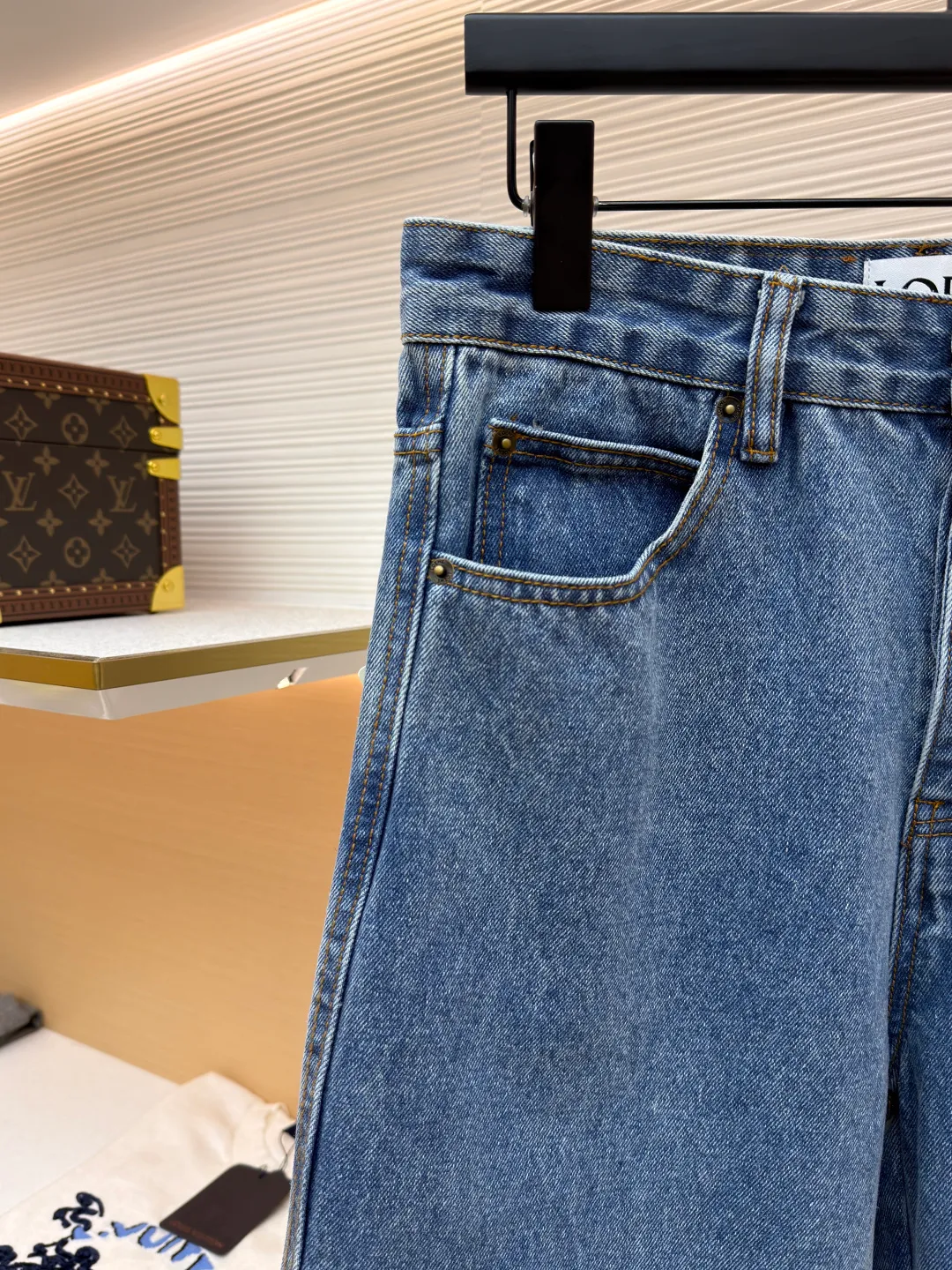 Loewe Anagram denim jeans ●Authentic product: Purchased and developed for 9900 ●Item number: 1680409-A90 ●Material: Denim denim fabric ●Technology: Laser cutting and production ●Version: fitted version ●Weight: about 990 grams ●Size: 46-48-50-52 ●Description: Customized dense core condensate material, comfortable and close to the skin, full of texture, Elbows decorated with Anagram hollow design The button-flap welt pockets on the chest are sublimated. The classic LOEWE leather logo on the back is embellished with visual recognition. It is a declaration of personality and taste. The collision of classics and innovation. The versatile charm of the denim jacket. The denim element is also synonymous with casualness. Using laser cutting, the elbows are manually disassembled, laid out flat for laser positioning and cutting the anagram pattern, and then hand-applied internally, and finally manually sewn on. The labor cost is high, the loss is high, and the daily output is low. The overall wiring is straight and delicate, the fabric is comfortable and soft, and the color is consistent without color difference. It can be matched with the same style to create a fashionable look and control various occasions. Customized accessories, complete with three standards, same style for men and women!