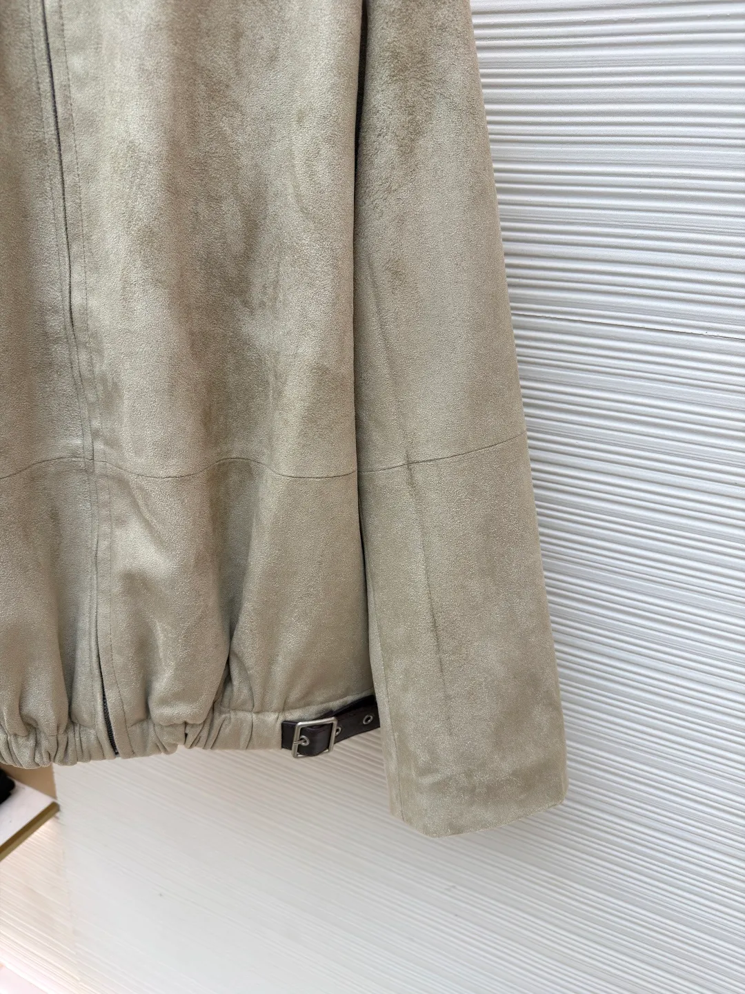 Loewe x Louis Wain joint suede pleated belted long-sleeved leather jacket ●Original version: Purchased and developed by 41830 ●Item number: 1681795-B90 ●Material: suede fabric ●Technology: shirring production ●Color: Khaki ●Version: Fitted version ●Weight: about 1105 grams ●Size: 46-48-50-52 ●Description: This short lapel jacket is made of high-quality suede fabric with a frosted surface that is smooth to the touch and has a matte premium texture. The version has a short waist design, a metal zipper on the front, and the zipper pull is decorated with the brand logo, with exquisite details. The hem adopts shirring technology and is equipped with leather adjustment buckles on both sides. The elasticity of the waistline can be freely adjusted, which is both stylish and inclusive. The shoulders and hem are spliced ​​with stitching, and the stitching is even and fine, which not only strengthens structural support but also improves wearability. The cuffs are slightly loosely cut, and the edges are overlocked. The overall craftsmanship focuses on the integration of fabric texture and pattern lines, presenting a simple yet detailed style. The overall wiring is straight and delicate, the fabric is comfortable and soft, and the color is consistent without color difference. It can be matched with the same style to create a fashionable look and control various occasions. Customized accessories, complete with three standards, same style for men and women!