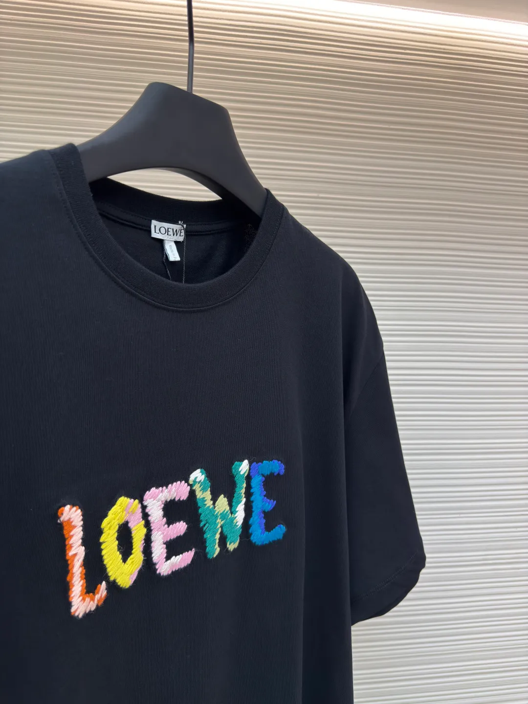 Loewe colorful woolen embroidered T-shirt ●Authentic product: Purchased and developed at 5100 ●Item number: 1680113-A10 ●Fabric: double yarn cotton plain fabric ●Technology: embroidery production ●Version: fitted version ●Weight: about 270 grams ●Size: XS-S-M-L ●Description: The fabric is made of [40s double yarn cotton plain weave, matched with 320g cross check rib, embroidered on the front with Tajima embroidery machine imported from Japan, 10-color woolen small towel embroidery method, hot melt adhesive film on the surface to increase the three-dimensionality of the embroidery, and hand-ironed cloth lining on the bottom to prevent scratching. The overall wiring is straight and delicate, the fabric is comfortable and soft, and the color is consistent without color difference. It can be matched with the same style to create a fashionable look and control various occasions. Customized accessories, complete with three standards, same style for men and women!