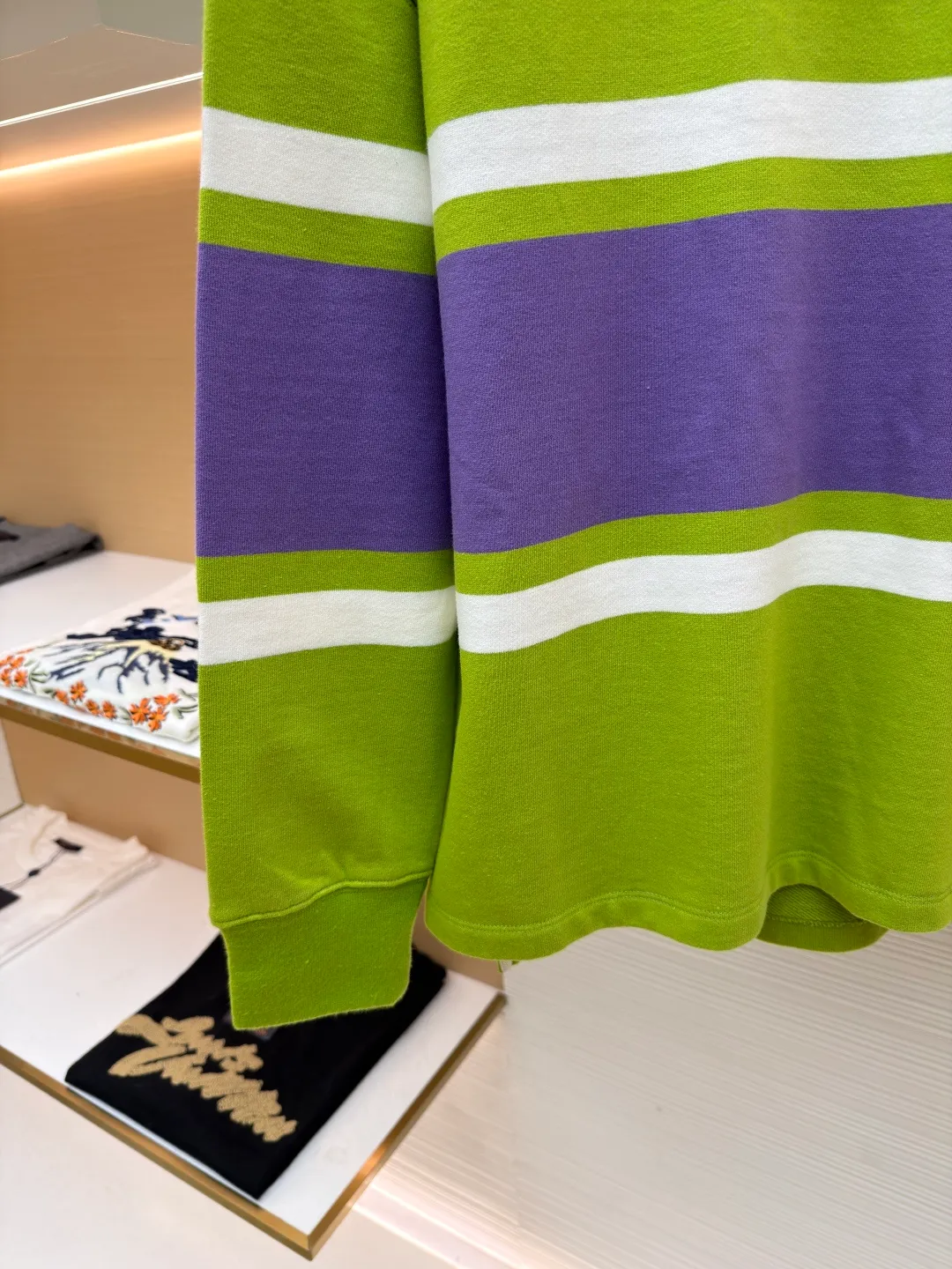 Loewe Anagram Embroidered Polo Shirt ●Original version: Purchased and developed for 7200 ●Item number: 1681492-B20 ●Fabric: cotton looped fleece jacquard fabric ●Technology: embroidery production ●Color: green, purple and white ●Version: fitted version ●Weight: about 635g ●Size: XS-S-M-L ●Description: Customized medium weight cotton looped fleece jacquard fabric, full texture, thick and solid Every inch contains a heavy sense of warmth. Avocado green falls into Monet's garden. The breath of plants and the narrative of art are woven into the stitches. The stripe rhythm of golden proportions. The homogeneous three-dimensionality on the chest jumps out and embellishes it like a work of art. The breathing philosophy of leaving a blank neckline. The visual hierarchy of primary and secondary. An orderly carnival of colors, using imported machine embroidery technology. Use advanced computer control systems and sophisticated mechanical components to realize Loewe Anagram embroidery operations with high precision. The lines are smooth and delicate, and the fabrics have been washed to give you a better feel and texture. It is not easy to deform, shrink or fade, and maintains long-term beauty. The overall wiring is straight and delicate, the fabric is comfortable and soft, and the color is consistent without color difference. It can be matched with the same style to create a fashionable look and control various occasions. Customized accessories, complete with three standards, same style for men and women!