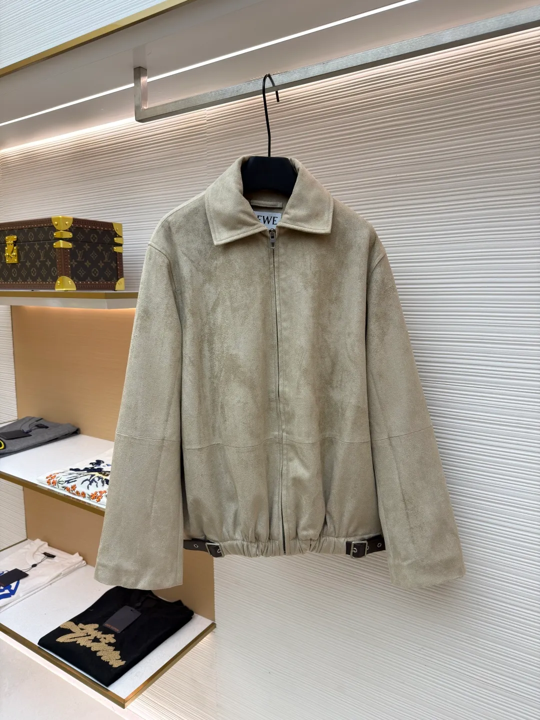 Loewe x Louis Wain joint suede pleated belted long-sleeved leather jacket ●Original version: Purchased and developed by 41830 ●Item number: 1681795-B90 ●Material: suede fabric ●Technology: shirring production ●Color: Khaki ●Version: Fitted version ●Weight: about 1105 grams ●Size: 46-48-50-52 ●Description: This short lapel jacket is made of high-quality suede fabric with a frosted surface that is smooth to the touch and has a matte premium texture. The version has a short waist design, a metal zipper on the front, and the zipper pull is decorated with the brand logo, with exquisite details. The hem adopts shirring technology and is equipped with leather adjustment buckles on both sides. The elasticity of the waistline can be freely adjusted, which is both stylish and inclusive. The shoulders and hem are spliced ​​with stitching, and the stitching is even and fine, which not only strengthens structural support but also improves wearability. The cuffs are slightly loosely cut, and the edges are overlocked. The overall craftsmanship focuses on the integration of fabric texture and pattern lines, presenting a simple yet detailed style. The overall wiring is straight and delicate, the fabric is comfortable and soft, and the color is consistent without color difference. It can be matched with the same style to create a fashionable look and control various occasions. Customized accessories, complete with three standards, same style for men and women!