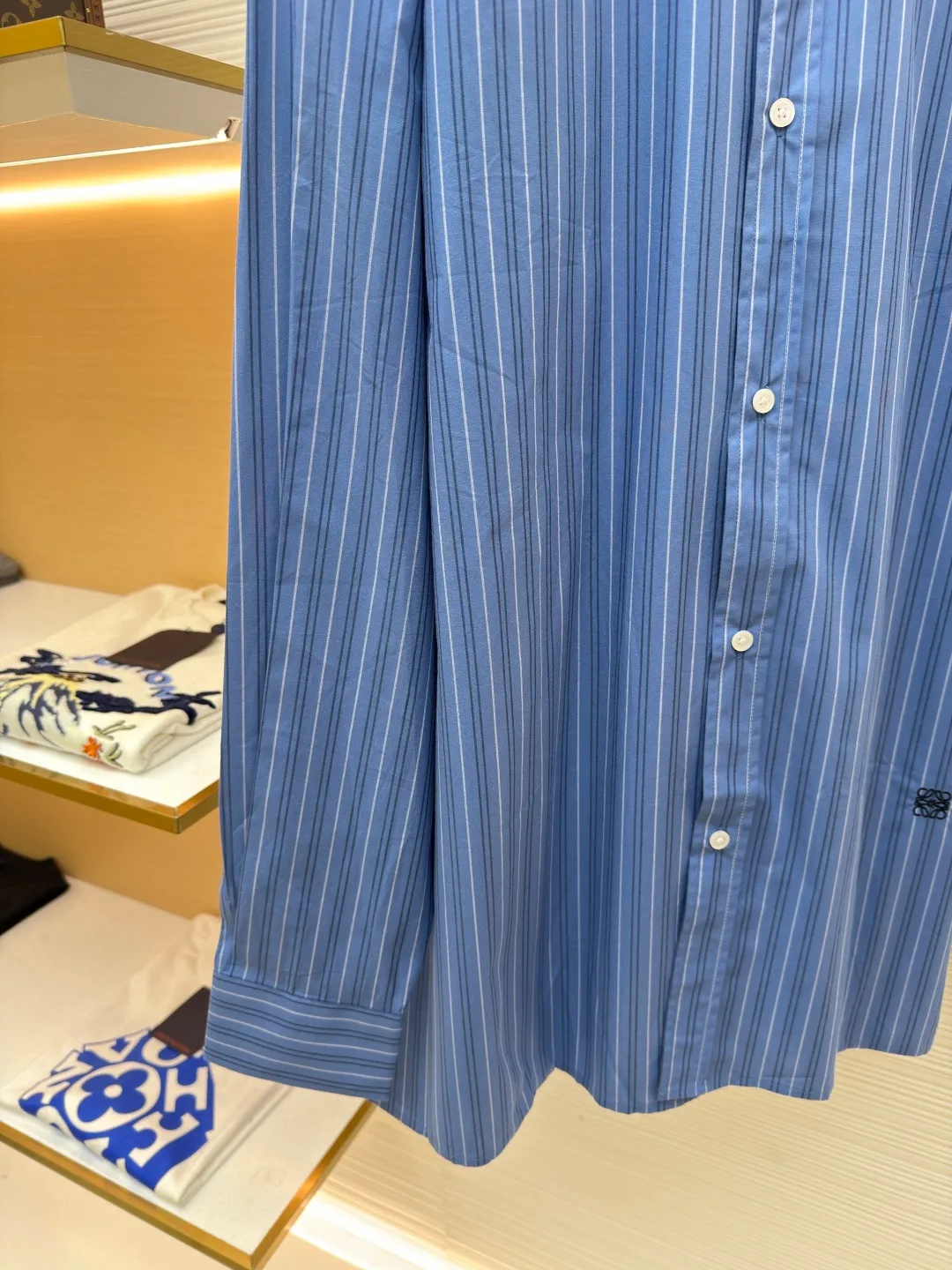 Loewe color-blocked striped single-breasted pointed collar long-sleeved shirt ●Original version: Purchased and developed for 4799 ●Item number: 1682522-A70 ●Material: cotton gingham fabric ●Technology: made on positioning cutting machine ●Color: blue ●Version: fitted version ●Weight: about 210 grams ●Size: 37-38-39-40 ●Description: This LOEWE blue and white striped shirt is made of high-count pure cotton poplin fabric. After pre-washing process, it feels smooth and breathable. It has good stiffness and drape, and is not easy to wrinkle and deform. The stripes on the body are woven using yarn-dyed technology. The blue and white color scheme is classic and the texture is clear. It will not fade or color bleed after repeated washing. The shirt adopts a contrasting fake two-layer collar design. The white small lapels form a layered contrast with the blue body. The custom-made mother-of-pearl buttons at the placket have a warm texture. The cuffs are designed with classic sleeves. The brand embroidered logo at the hem is densely stitched to highlight the brand recognition. The overall cut is a loose fit, the shoulder joints are straight and fine, the customized accessories and three standards are complete, and the detailed craftsmanship shows the level of luxury. It is suitable for various wearing scenarios such as daily commuting and light business. The overall wiring is straight and delicate, the fabric is comfortable and soft, and the color is consistent without color difference. It can be matched with the same style to create a fashionable look and control various occasions. Customized accessories, complete with three standards, same style for men and women!
