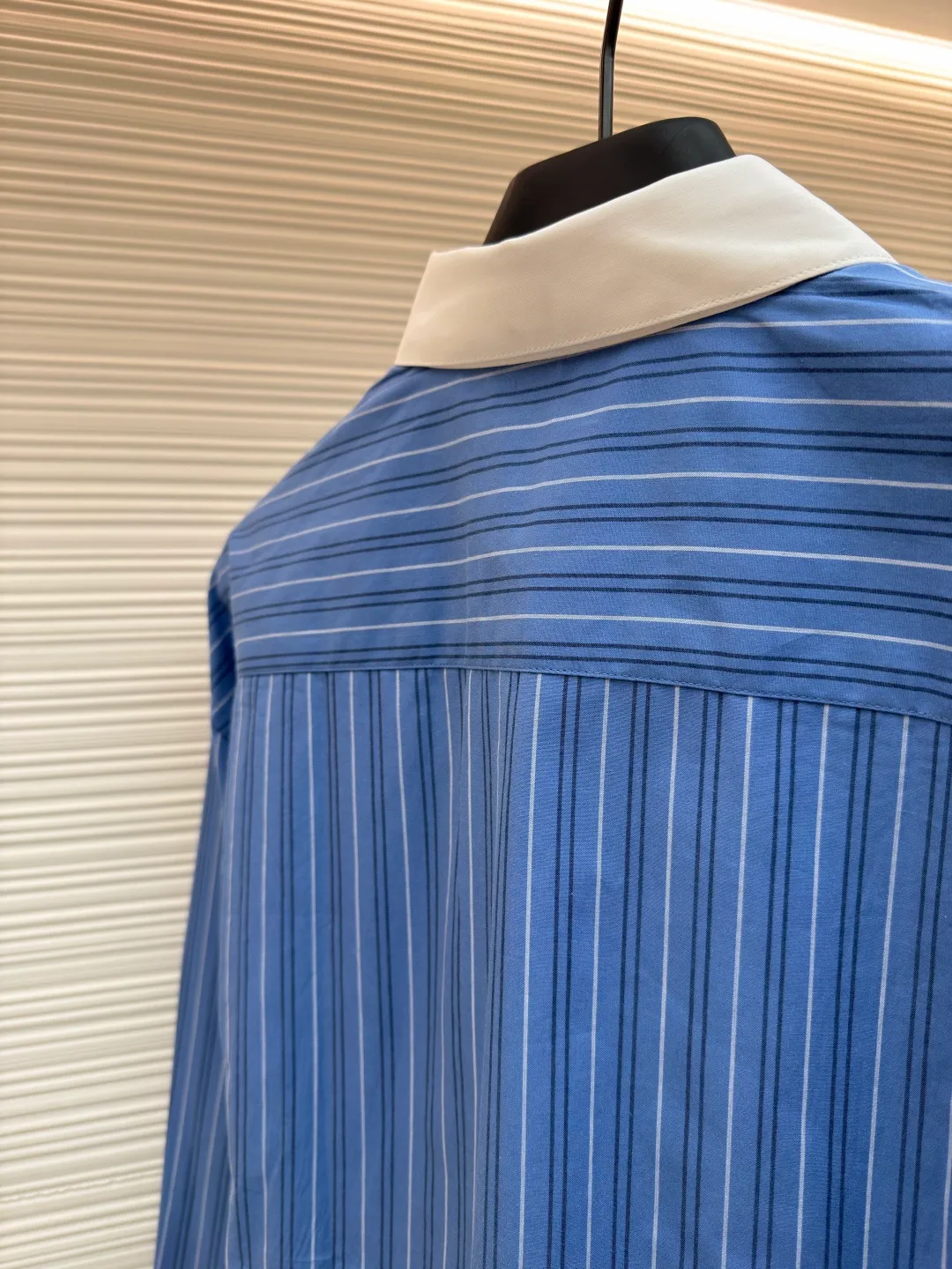 Loewe color-blocked striped single-breasted pointed collar long-sleeved shirt ●Original version: Purchased and developed for 4799 ●Item number: 1682522-A70 ●Material: cotton gingham fabric ●Technology: made on positioning cutting machine ●Color: blue ●Version: fitted version ●Weight: about 210 grams ●Size: 37-38-39-40 ●Description: This LOEWE blue and white striped shirt is made of high-count pure cotton poplin fabric. After pre-washing process, it feels smooth and breathable. It has good stiffness and drape, and is not easy to wrinkle and deform. The stripes on the body are woven using yarn-dyed technology. The blue and white color scheme is classic and the texture is clear. It will not fade or color bleed after repeated washing. The shirt adopts a contrasting fake two-layer collar design. The white small lapels form a layered contrast with the blue body. The custom-made mother-of-pearl buttons at the placket have a warm texture. The cuffs are designed with classic sleeves. The brand embroidered logo at the hem is densely stitched to highlight the brand recognition. The overall cut is a loose fit, the shoulder joints are straight and fine, the customized accessories and three standards are complete, and the detailed craftsmanship shows the level of luxury. It is suitable for various wearing scenarios such as daily commuting and light business. The overall wiring is straight and delicate, the fabric is comfortable and soft, and the color is consistent without color difference. It can be matched with the same style to create a fashionable look and control various occasions. Customized accessories, complete with three standards, same style for men and women!