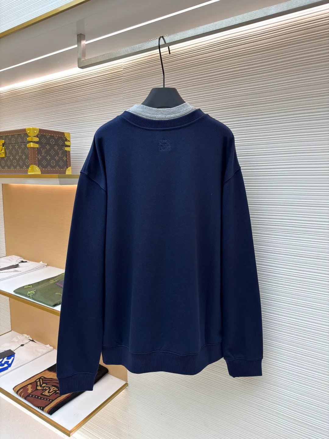 Loewe fake two-piece printed sweatshirt ●Original version: Purchased and developed for 7800 ●Item number: 1680880-A55 ●Fabric: Yunrou heavy loop cotton fabric ●Technology: Glue printing production ●Version: Fitted version ●Weight: about 560 grams ●Size: S-M-L-XL ●Description: Customized Yunrou heavy loop cotton, delicate touch, comfortable and skin-friendly, with high-grade gray as the curtain and white as light. A soft light edge is added to the gray. The LOEWE logo is screen-printed on the front. The virtual and real shadow of the brand pattern. The iconic Loewe embroidery is embellished on the back. It is low-key and powerful. It is paired with a visual game of V-neck and round neck. It makes the sense of layering effortless but hides an evocative visual trap. Twins in one dress is both a doppelganger and a symbiosis. It is printed with glue. The printing has been modified three times with the film screen. Use glue liquid paint to print the pattern on the fabric. Bake the fabric to fix the printing pattern. Imported machine embroidery technology is used, advanced computer control systems and precision mechanical components are used to achieve Loewe embroidery operations with high precision, smooth and delicate lines, and V-shaped hidden seam folding collar technology. The V-neck line is cut and positioned with a center-slitting knife to ensure symmetry of the V-neck line and sharp edges and corners for precise splicing. Then the three main parts of the sweatshirt are sewn together with an interlock sewing machine along the center-sewing knife seam for invisible sewing. The overall wiring is straight and delicate, the fabric is comfortable and soft, and the color is consistent without color difference. It can be matched with the same style to create a fashionable look and control various occasions. Customized accessories, complete with three standards, same style for men and women!