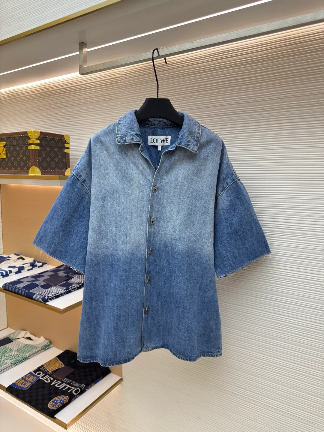 Loewe Anagram denim short-sleeved shirt ●Authentic product: Purchased and developed for 8800 ●Item number: 1680082-B15 ●Material: denim denim fabric ●Technology: Positioning cutting machine ●Version: fitted version ●Weight: about 640 grams ●Size: 42-44-46-48 ●Description: Full of texture, encounter the classic denim blue dreamland, interpret casual elegance, and the elbows are decorated with Anagram The hollow design increases visual recognition. The wash gradient is rich and delicate. A statement of personality and taste. The tailoring is casual. The dropped shoulder design adds a sense of laziness and spontaneity. It gives the denim shirt a unique artistic vitality. It uses laser cutting. The elbows are manually disassembled. They are laid out flat to make laser positioning and cutting Anagram patterns. They are then manually taped internally and then manually sewn on. Expensive labor costs and high losses. Low daily output, using the washing and coloring process. It is preferred to choose a special desizing agent, and then the fabric is soaked in it to be evenly sized. After desizing, it is finally rinsed. The workmanship is extremely complicated and the loss is high. The overall wiring is straight and delicate, the fabric is comfortable and soft, and the color is consistent without color difference. It can be matched with the same style to create a fashionable look and control various occasions. Customized accessories, complete with three standards, same style for men and women!