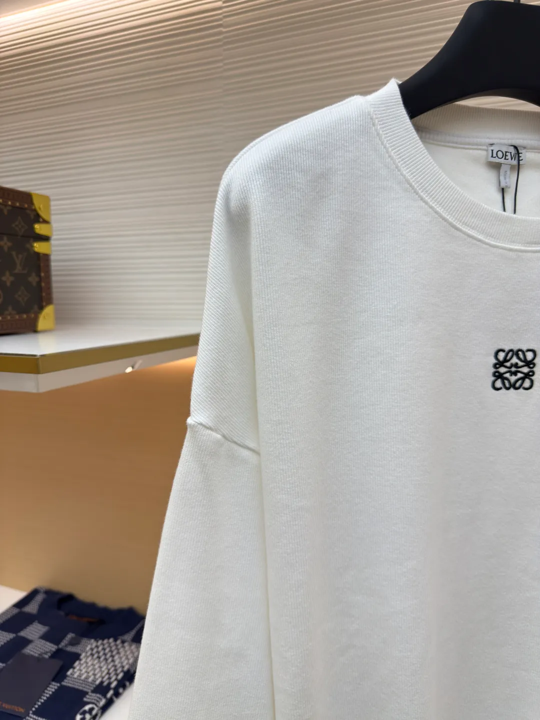 Loewe Anagram embroidered long sleeves ●Authentic product: Purchased and developed for 5800 ●Item number: 1680331-A75 ●Fabric: pure cotton fabric ●Technology: embroidery production ●Version: fitted version ●Weight: about 585 grams ●Size: S-M-L-XL ●Description: Customized densely woven cotton ribbed cotton, flexible and delicate, comfortable and close to the skin, with deep black as the base, calm and iconic Loewe The Anagram embroidery mark is embellished on the chest. It condenses the essence of the brand in a minimalist shape. It is neatly cut to fit the body curve without too much color accumulation. The simplicity is like a clear spring. It interprets the high-end minimalist fashion philosophy with simplicity. It uses imported machine embroidery technology and uses advanced computer control systems and precise mechanical components to realize Loewe Anagram embroidery operations with high precision. The lines are smooth and delicate. The fabrics have been washed and have better hand texture. It is not easy to deform and not easy to shrink. Not easy to fade and maintain long-lasting beauty. The overall wiring is straight and delicate, the fabric is comfortable and soft, and the color is consistent without color difference. It can be matched with the same style to create a fashionable look and control various occasions. Customized accessories, complete with three standards, same style for men and women!
