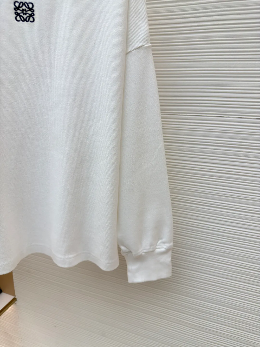 Loewe Anagram embroidered long sleeves ●Authentic product: Purchased and developed for 5800 ●Item number: 1680331-A75 ●Fabric: pure cotton fabric ●Technology: embroidery production ●Version: fitted version ●Weight: about 585 grams ●Size: S-M-L-XL ●Description: Customized densely woven cotton ribbed cotton, flexible and delicate, comfortable and close to the skin, with deep black as the base, calm and iconic Loewe The Anagram embroidery mark is embellished on the chest. It condenses the essence of the brand in a minimalist shape. It is neatly cut to fit the body curve without too much color accumulation. The simplicity is like a clear spring. It interprets the high-end minimalist fashion philosophy with simplicity. It uses imported machine embroidery technology and uses advanced computer control systems and precise mechanical components to realize Loewe Anagram embroidery operations with high precision. The lines are smooth and delicate. The fabrics have been washed and have better hand texture. It is not easy to deform and not easy to shrink. Not easy to fade and maintain long-lasting beauty. The overall wiring is straight and delicate, the fabric is comfortable and soft, and the color is consistent without color difference. It can be matched with the same style to create a fashionable look and control various occasions. Customized accessories, complete with three standards, same style for men and women!