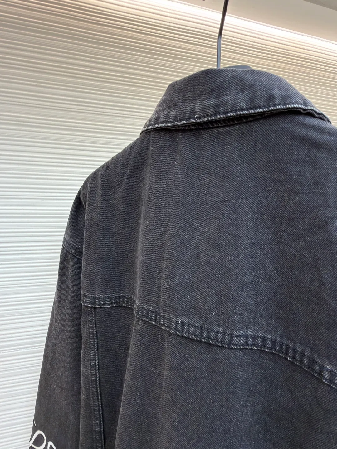 Loewe Anagram denim denim jacket ●Authentic product: Purchased and developed for 12900 ●Item number: 1680407-B40 ●Material: denim denim fabric ●Technology: laser cutting ●Version: fitted version ●Weight: about 1155 grams ●Size: 46-48-50-52 ●Description: Customized dense-core condensed yarn material, comfortable and close to the skin, full of texture, Elbows decorated with Anagram hollow design The chest button flap welt pockets are sublimated. The classic LOEWE leather label logo is embellished on the back. The visual recognition is full. A statement of personality and taste. The collision of classics and innovation. The versatile charm of denim jackets. Denim elements. It is also synonymous with casual and uninhibited. It is laser cut. The elbows are manually disassembled and laid flat for laser positioning and cutting of the Anagram pattern. Then the internal patching is done by hand and finally manually sewn on. Expensive labor cost and high loss. Low daily output. Use imported special machine for infrared positioning "Loewe" The "leather label" position is more precise and firm. The overall wiring is straight and delicate, the fabric is comfortable and soft, and the color is consistent without color difference. It can be matched with the same style to create a fashionable look and control various occasions. Customized accessories, complete with three standards, same style for men and women!