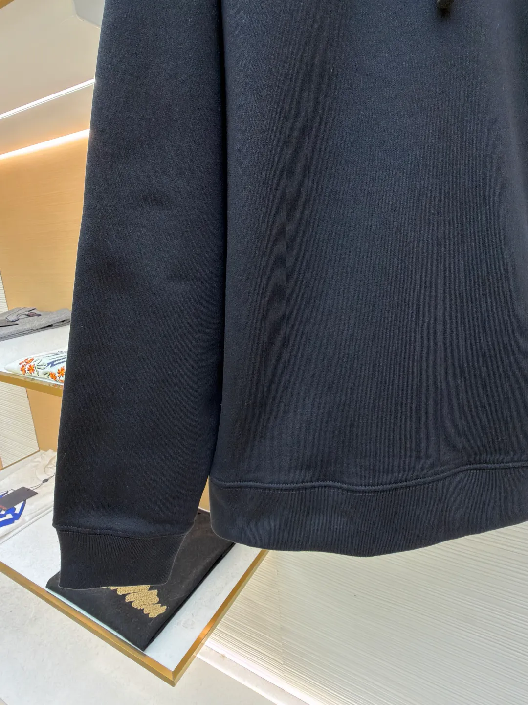 Loewe quirky kitten embossed hooded sweatshirt ●Original version: Purchased and developed by 8718 ●Item number: 1681954-A85 ●Material: pure cotton fabric ●Technology: genuine leather embossed production ●Color: black ●Version: fitted version ●Weight: about 920 grams ●Size: XS-S-M-L ●Description: This LV black hooded sweatshirt is made of 380g heavyweight fleece sweatshirt fabric. It is pre-shrunk and has a stable shape, with a fine matte texture on the surface. The hat rope is made of nylon braided rope + metal bell. The rope head is polished and rhodium-plated, with a cool texture and anti-oxidation. The chest patch pocket uses genuine leather embossing technology: the leather base is embossed with brand dark patterns, and the bag surface pattern uses multi-color silk screen printing + partial flocking. The ears, paws and other details of the animal image are raised by flocking to enhance the three-dimensional effect, and the color fastness reaches level 4 or above. The body stitching adopts double-needle overlocking technology, and the ribbing on the cuffs and hem is made of the same fabric, with an elastic rebound rate of ≥85%. The overall cutting error is controlled within 0.3cm, and the brand logo is embossed on the inside of the neckline, taking into account concealment and recognition, and balancing practicality and design. The overall wiring is straight and delicate, the fabric is comfortable and soft, and the color is consistent without color difference. It can be matched with the same style to create a fashionable look and control various occasions. Customized accessories, complete with three standards, same style for men and women!