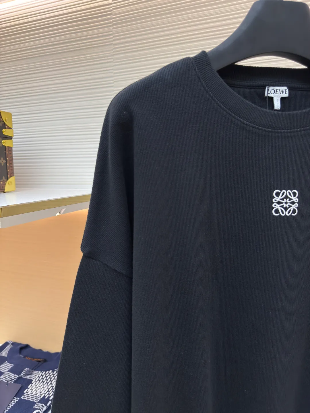 Loewe Anagram embroidered long sleeves ●Authentic product: purchased and developed for 5800 ●Item number: 1680325-A75 ●Fabric: pure cotton fabric ●Technology: embroidery production ●Version: fitted version ●Weight: about 590 grams ●Size: S-M-L-XL ●Description: Customized densely woven cotton ribbed cotton, flexible and delicate, comfortable and close to the skin, with deep black as the base, calm and iconic Loewe The Anagram embroidery mark is embellished on the chest. It condenses the essence of the brand in a minimalist shape. It is neatly cut to fit the body curve without too much color accumulation. The simplicity is like a clear spring. It interprets the high-end minimalist fashion philosophy with simplicity. It uses imported machine embroidery technology and uses advanced computer control systems and precise mechanical components to realize Loewe Anagram embroidery operations with high precision. The lines are smooth and delicate. The fabrics have been washed and have better hand texture. It is not easy to deform and not easy to shrink. Not easy to fade and maintain long-lasting beauty. The overall wiring is straight and delicate, the fabric is comfortable and soft, and the color is consistent without color difference. It can be matched with the same style to create a fashionable look and control various occasions. Customized accessories, complete with three standards, same style for men and women!
