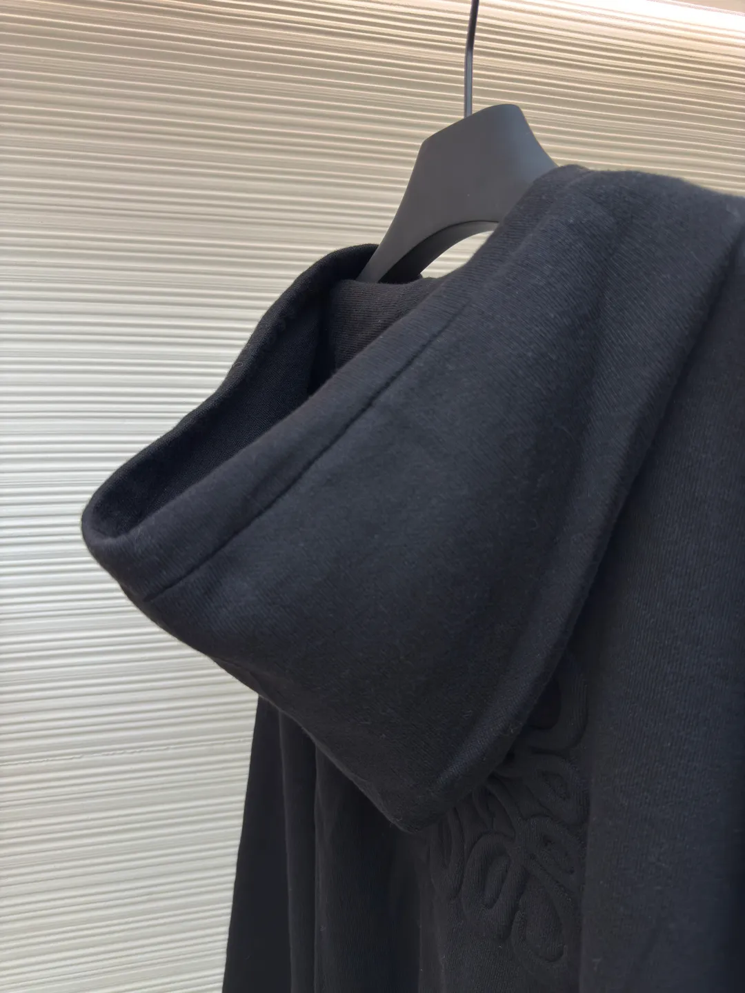 Loewe Anagram zipper hoodie ●Authentic product: 16900 purchase and development ●Item number: 1680415-B60 ●Fabric: Rabbit velvet blended yarn fabric ●Technology: embossed embroidery production ●Version: Loose version ●Weight: about 970 grams ●Size: S-M-L-XL ●Description: Custom-woven 32-count rabbit velvet blended yarn The fineness of rabbit velvet is the very finest among animal fibers The average fineness is about 10.83 microns, as thin as silk, as soft as clouds, fluffy and light, with a touch of high-grade gray as the base, an elegance tempered by time. The front panel is decorated with a homogeneous clean fit display. The neat hooded design brings a touch of casualness and laziness. It is paired with the Anagram embossed embellishment on the back panel, injecting the soul charm of the brand. The profound visual space shows an elegant posture and exudes infinite charm. Relief embroidery uses embroidery techniques to create patterns with relief effects on fabrics. Through layer-by-layer superposition and staggered embroidery, the embroidery threads form three-dimensional textures and layers on the fabric. Garment washing water softening and deodorizing process uses professional washing equipment and specific detergents to deeply clean and deodorize clothes to improve the feel and appearance of clothes. The overall wiring is straight and delicate, the fabric is comfortable and soft, and the color is consistent without color difference. It can be matched with the same style to create a fashionable look and control various occasions. Customized accessories, complete with three standards, same style for men and women!