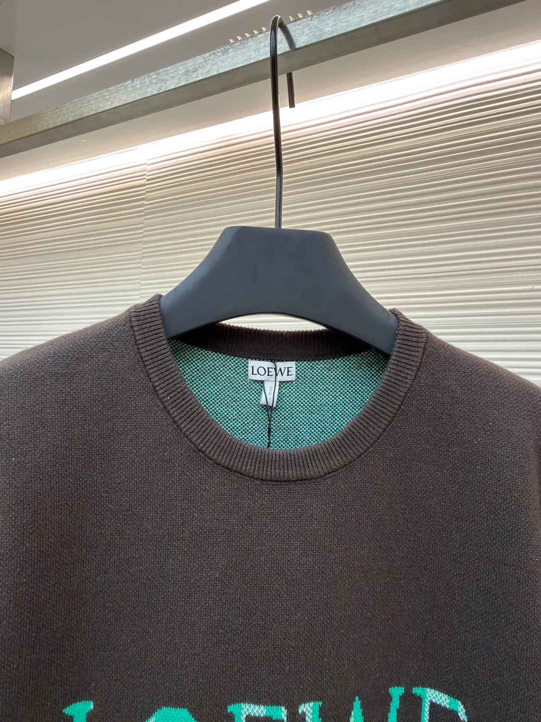 LOWE Woolen short sleeves with inner grid sleeves ●Original version: Purchased and developed by 4526 ●Item number: 1681521-A95 ●Material: wool chaos fabric ●Technology: woolen jacquard production ●Color: brown ●Version: fitted version ●Weight: about 455 grams ●Size: The wool content provides excellent warmth, natural elasticity and drape, while the cotton provides next-to-skin, breathable comfort and balances the irritation that pure wool can cause. Using the tiny dot-like texture of sesame base jacquard as the base, a unique micro-texture is formed on the surface of the fabric, which not only increases the visual level, but also makes the touch delicate and plump. The final product achieves a light and compact texture, ensuring that it feels weighty but not heavy when worn. The jacquard pattern is the design of this product. It is woven using an imported 12S jacquard machine, which can control the yarn with extremely high precision, thereby weaving complex patterns with clear patterns and rich details. The front brand logo and plaid pattern are directly integrated with yarns of different colors during the weaving process. This process makes the pattern integrated with the fabric itself, without any additional touch, and is strong and durable without falling off. The overall wiring is straight and delicate, the fabric is comfortable and soft, and the color is consistent without color difference. It can be matched with the same style to create a fashionable look and control various occasions. Customized accessories, complete with three standards, same style for men and women!