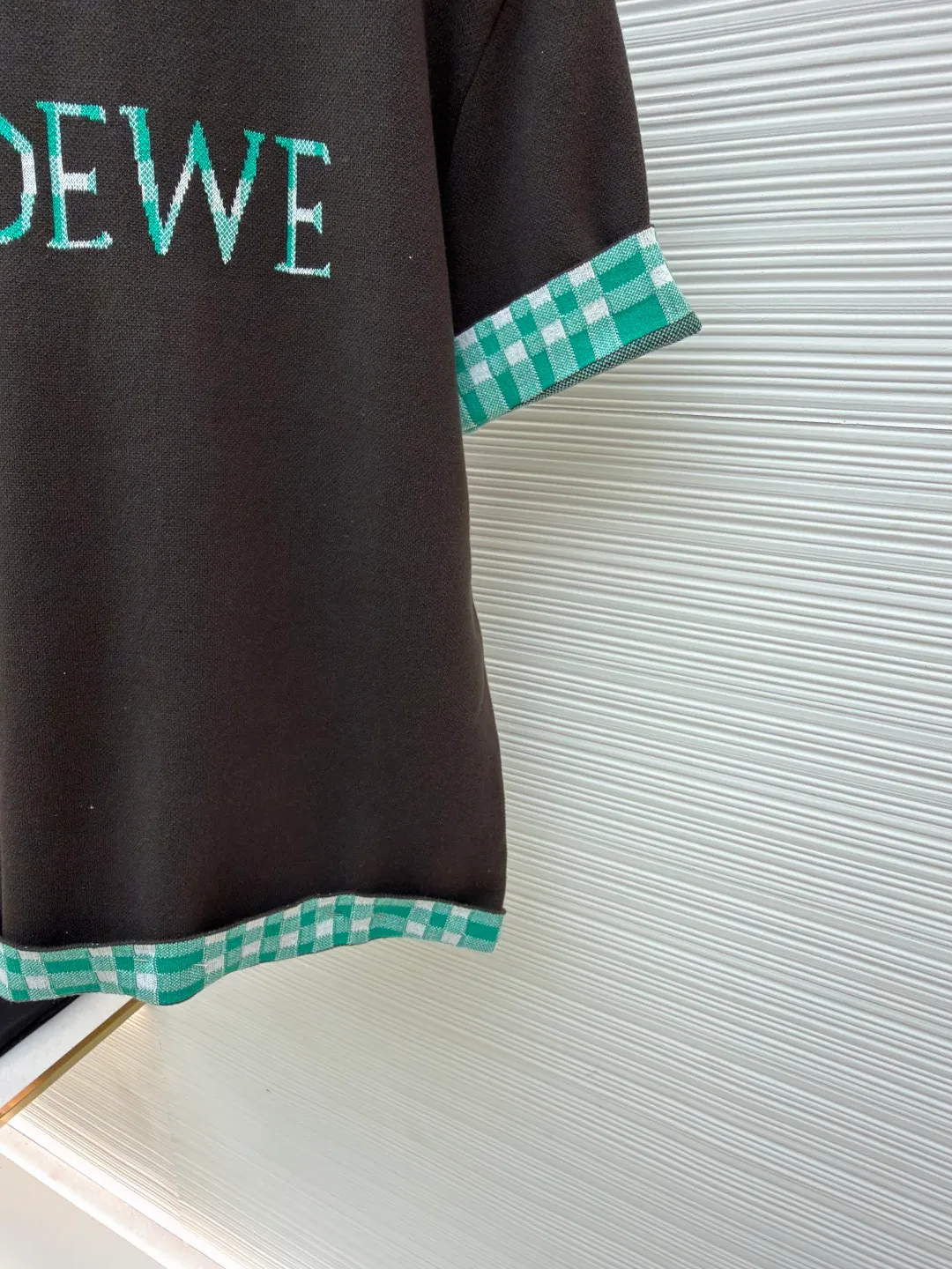 LOWE Woolen short sleeves with inner grid sleeves ●Original version: Purchased and developed by 4526 ●Item number: 1681521-A95 ●Material: wool chaos fabric ●Technology: woolen jacquard production ●Color: brown ●Version: fitted version ●Weight: about 455 grams ●Size: The wool content provides excellent warmth, natural elasticity and drape, while the cotton provides next-to-skin, breathable comfort and balances the irritation that pure wool can cause. Using the tiny dot-like texture of sesame base jacquard as the base, a unique micro-texture is formed on the surface of the fabric, which not only increases the visual level, but also makes the touch delicate and plump. The final product achieves a light and compact texture, ensuring that it feels weighty but not heavy when worn. The jacquard pattern is the design of this product. It is woven using an imported 12S jacquard machine, which can control the yarn with extremely high precision, thereby weaving complex patterns with clear patterns and rich details. The front brand logo and plaid pattern are directly integrated with yarns of different colors during the weaving process. This process makes the pattern integrated with the fabric itself, without any additional touch, and is strong and durable without falling off. The overall wiring is straight and delicate, the fabric is comfortable and soft, and the color is consistent without color difference. It can be matched with the same style to create a fashionable look and control various occasions. Customized accessories, complete with three standards, same style for men and women!