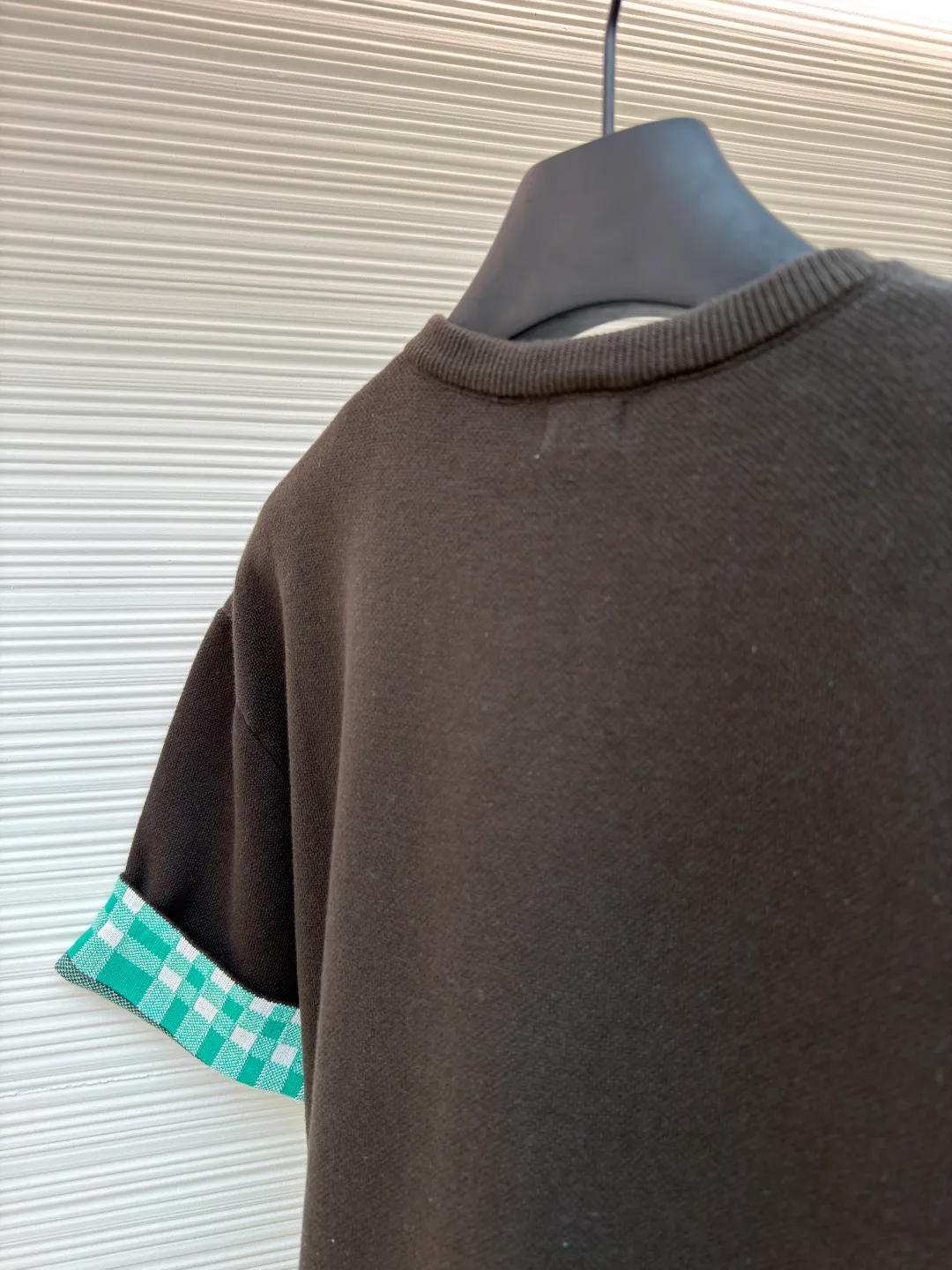 LOWE Woolen short sleeves with inner grid sleeves ●Original version: Purchased and developed by 4526 ●Item number: 1681521-A95 ●Material: wool chaos fabric ●Technology: woolen jacquard production ●Color: brown ●Version: fitted version ●Weight: about 455 grams ●Size: The wool content provides excellent warmth, natural elasticity and drape, while the cotton provides next-to-skin, breathable comfort and balances the irritation that pure wool can cause. Using the tiny dot-like texture of sesame base jacquard as the base, a unique micro-texture is formed on the surface of the fabric, which not only increases the visual level, but also makes the touch delicate and plump. The final product achieves a light and compact texture, ensuring that it feels weighty but not heavy when worn. The jacquard pattern is the design of this product. It is woven using an imported 12S jacquard machine, which can control the yarn with extremely high precision, thereby weaving complex patterns with clear patterns and rich details. The front brand logo and plaid pattern are directly integrated with yarns of different colors during the weaving process. This process makes the pattern integrated with the fabric itself, without any additional touch, and is strong and durable without falling off. The overall wiring is straight and delicate, the fabric is comfortable and soft, and the color is consistent without color difference. It can be matched with the same style to create a fashionable look and control various occasions. Customized accessories, complete with three standards, same style for men and women!