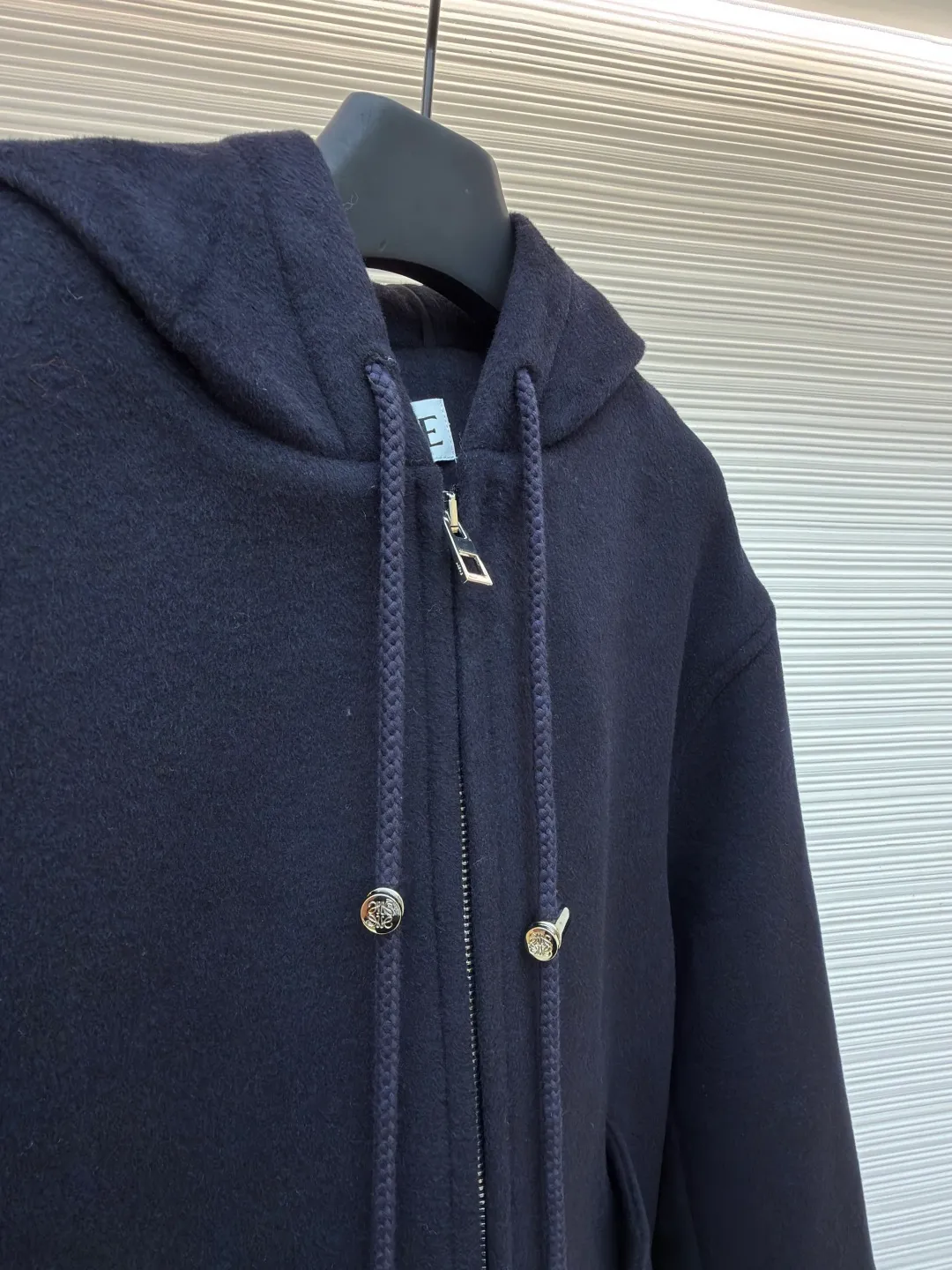 Loewe leather label hooded long coat ●Original version: Purchased and developed for 30900 ●Item number: 1682210-C95 ●Fabric: wool fabric ●Technology: CNC hemming production ●Color: navy ●Version: fitted version ●Weight: about 2005 grams ●Size: 46-48-50 ●Description: Custom-dyed heavy velvet double-sided wool with excellent texture and natural drape The main color is deep navy blue, weaving eternal tenderness. The design reconstructs the breathing rules of the coat. The deconstructed silhouette makes the coat a flowing sculpture. A matte black logo leather label is inlaid in the center of the outside of the hat brim. A miniature declaration of the brand spirit. Hidden in the public and visible in the mind. Elegant and atmospheric. Calm and restrained. The duet of warmth and fashion gives you all-round warmth protection. It has its own aura when walking, 1 ergonomic infrared three-dimensional cutting. Return to traditional craftsmanship. When cutting, use infrared rays to align the grid and strips. The cutter should align the infrared rays on a single piece of fabric to ensure that the cut pieces are symmetrical up and down. Intelligent temperature control composite realizes millimeter-level precise control of the bonding process through computer digital temperature control and zoned pressure adjustment, forming a three-dimensional integrated composite structure of fabric-adhesive layer-lining fabric. CNC seaming technology uses a bartack car and a punching machine to perform a combination of precise punching and radial bartacking at the key stress-bearing parts of the garment. The finished garment is soft and washable, has a better hand feel and texture, is not easy to deform, shrinks, and fades, and maintains long-term beauty. The overall wiring is straight and delicate, the fabric is comfortable and soft, and the color is consistent without color difference. It can be matched with the same style to create a fashionable look and control various occasions. Customized accessories, complete with three standards, same style for men and women!