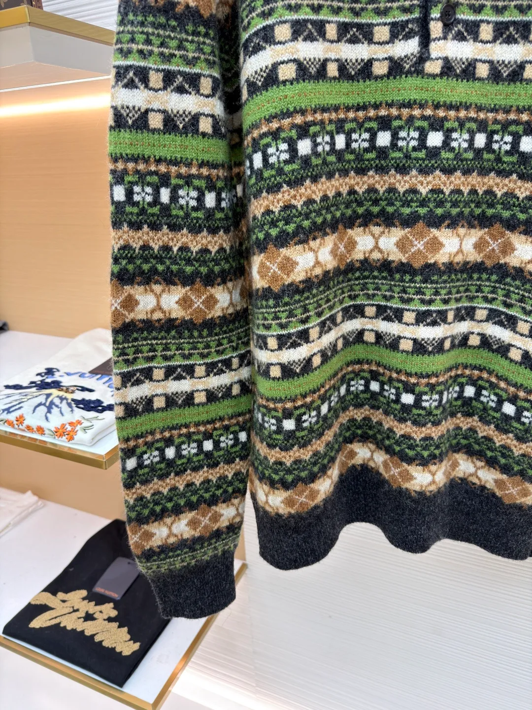 Loewe full wool Christmas green ●Original version: Purchased and developed by 7399 ●Item number: 1681565-C00 ●Fabric: wool blended fabric ●Technology: knitted ●Color: green ●Type: Fitted version ●Weight: about 535 grams ●Size: S-M-L ●Description: The wool yarn is made of 100% woolen wool. After mercerization, the upper body is very warm and not tight. The flat knitting machine uses a seven-needle flat knitting machine that is rare on the market. It is very expensive because the pattern is very complex and the inner structure is half intarsia and half mesh, so the knitting time is very long. The pattern was revised four or five times by the masters of printmaking and drawing to achieve the effect. The sleeve pattern, the body pattern and the placket pattern were all aligned. Only those who have made goods know how deep the knowledge is. The clothes use five colors of yarn, and it takes more than a month for each color to be shipped, which is very time-consuming and labor-intensive. Because there are many colors and the ratio of each color is different, the loss is huge. The overall wiring is straight and delicate, the fabric is comfortable and soft, and the color is consistent without color difference. It can be matched with the same style to create a fashionable look and control various occasions. Customized accessories, complete with three standards, same style for men and women!