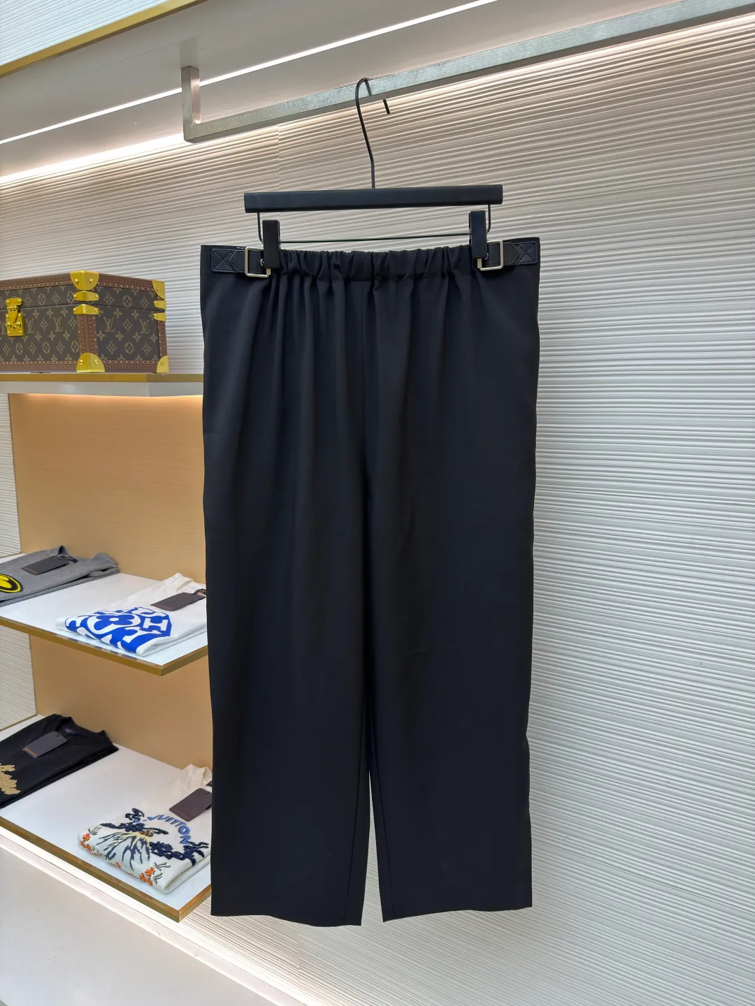 Loewe black belt trousers ●Original version: purchased and developed for 12900 ●Item number: 1682112-B15 ●Fabric: high weight dyed cotton satin fabric ●Technology: leather patch production ●Color: black ●Version: loose fit ●Weight: about 580 grams ●Size: 46-48-50-52 ●Description: Made of high-weight cotton satin fabric, high-weight high-temperature dyed cotton satin fabric is a high-end material with excellent texture and functionality. The core of its technology lies in the selection of high-count, long-staple cotton, and the satin weave method to minimize the interweaving points of warp and weft yarns, thereby forming a unique surface that is smooth, supple and with a faint luster. The high weight ensures that the fabric has a tight structure, is crisp and stylish, and has excellent drape and wear resistance. , "Using high-temperature and high-pressure dyeing technology in the dyeing process, the dye molecules can deeply penetrate into the core of the fiber, thereby achieving high color saturation, strong color fastness and not easy to fade. This process not only gives the fabric a rich and lasting color, but also makes it plump and soft to the touch. It also retains the natural breathability of cotton fiber, achieving a both luxurious and practical wearing experience. The contrasting color decorative belt echoes the theme of military uniforms and allows for flexible waist adjustment; the back is embossed with bronzing leather patches, which use high temperature and high pressure. The brand logo is permanently embossed on the leather and sewn onto the back of the jacket. This process makes the pattern clear and durable, becoming a low-key and powerful symbol of the brand's identity. The style adopts a regular fit and a mid-rise straight design to ensure clean lines and comfortable wearing. The front gathers are an important decorative element and provide room for movement in the functional legs. The pocket design is both practical and simple, while the rear button-stuck welt pocket enhances the sophistication of workwear style.