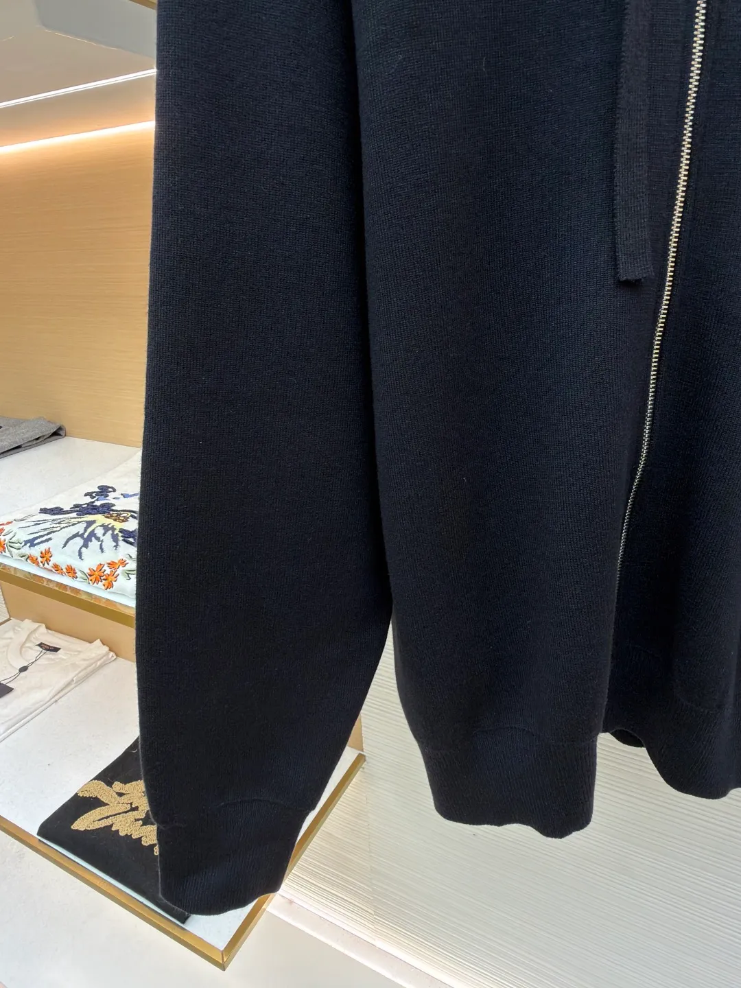 Loewe leather label pocket knitted zipper hoodie ●Original version: purchased and developed for 15900 ●Item number: 1681811-B15 ●Fabric: wool blended fabric ●Technology: knitted patch production ●Color: black ●Version: fitted version ●Weight: about 1025 grams ●Size: S-M-L-XL ●Description: Made of 55% merino wool and woven with a 14-needle imported machine. The entire garment weighs about 960-1000 grams. The upper body shape is very three-dimensional. The thermal insulation effect is also very good when worn outside. The leather label is made of double-layer composite imitation cowhide, and the process adopts three-dimensional relief embossing technology, and the Anagram icon is embossed with high temperature. Laser positioning and wiring, each piece of clothing passes multi-layer quality inspection before being shipped. The zippers are made of No. 5 bright white electroplated zippers, the LOEWE brand logo is electroplated and engraved on the sides, and the pull teeth are made of Euler electroplated teeth. Garment washing - removal of wool impurities - color fixation - fixed fit medium weight wool hooded sweatshirt. *Regular fit, standard length*Double side seams*Hooded collar*Leather chest patch pocket*Front zip closure*Ribbed cuffs and hem*Chest pocket trim. The overall wiring is straight and delicate, the fabric is comfortable and soft, and the color is consistent without color difference. It can be matched with the same style to create a fashionable look and control various occasions. Customized accessories, complete with three standards, same style for men and women!