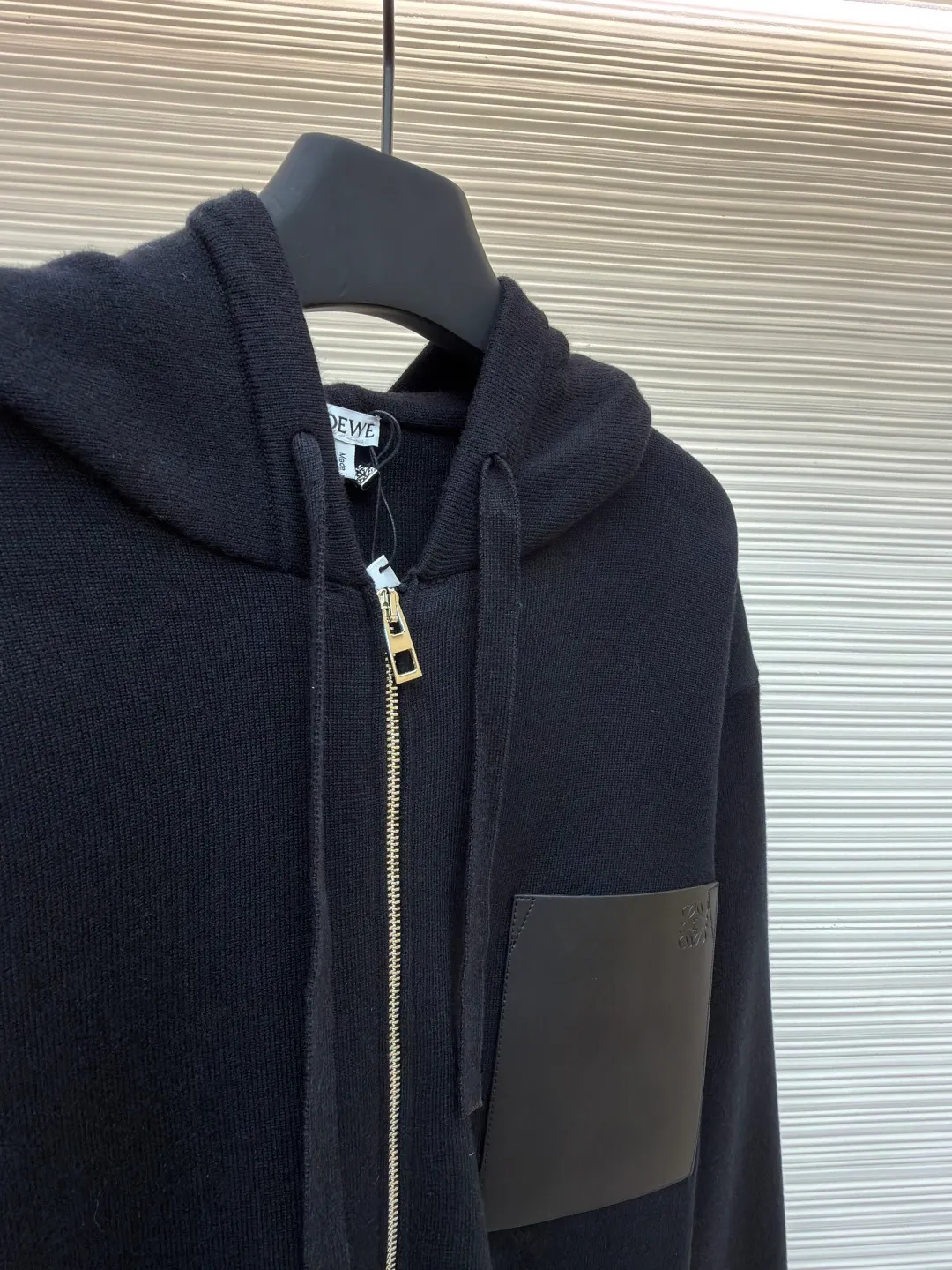 Loewe leather label pocket knitted zipper hoodie ●Original version: purchased and developed for 15900 ●Item number: 1681811-B15 ●Fabric: wool blended fabric ●Technology: knitted patch production ●Color: black ●Version: fitted version ●Weight: about 1025 grams ●Size: S-M-L-XL ●Description: Made of 55% merino wool and woven with a 14-needle imported machine. The entire garment weighs about 960-1000 grams. The upper body shape is very three-dimensional. The thermal insulation effect is also very good when worn outside. The leather label is made of double-layer composite imitation cowhide, and the process adopts three-dimensional relief embossing technology, and the Anagram icon is embossed with high temperature. Laser positioning and wiring, each piece of clothing passes multi-layer quality inspection before being shipped. The zippers are made of No. 5 bright white electroplated zippers, the LOEWE brand logo is electroplated and engraved on the sides, and the pull teeth are made of Euler electroplated teeth. Garment washing - removal of wool impurities - color fixation - fixed fit medium weight wool hooded sweatshirt. *Regular fit, standard length*Double side seams*Hooded collar*Leather chest patch pocket*Front zip closure*Ribbed cuffs and hem*Chest pocket trim. The overall wiring is straight and delicate, the fabric is comfortable and soft, and the color is consistent without color difference. It can be matched with the same style to create a fashionable look and control various occasions. Customized accessories, complete with three standards, same style for men and women!