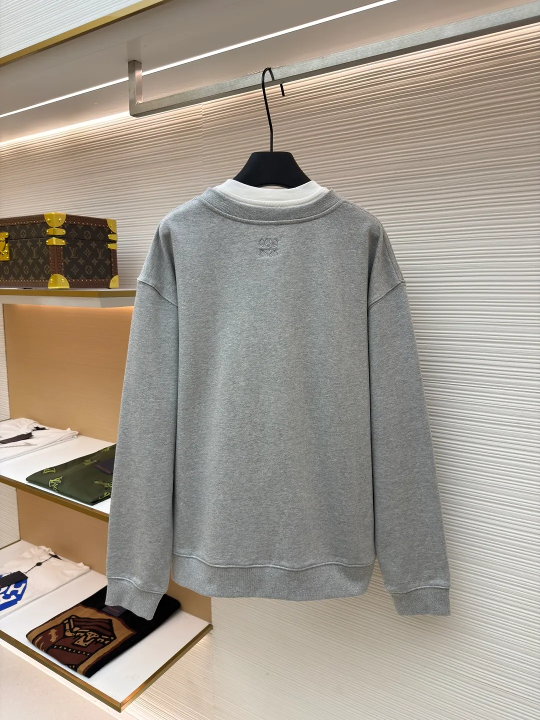 Loewe fake two-piece printed sweatshirt ●Original version: Purchased and developed for 7800 ●Item number: 1680879-A55 ●Fabric: Yunrou heavy loop cotton fabric ●Technology: Glue printing production ●Version: Fitted version ●Weight: about 590 grams ●Size: S-M-L-XL ●Description: Customized Yunrou heavy loop cotton, delicate feel, comfortable and skin-friendly, with high-grade gray as the curtain and white space as the light A soft light edge is added to the gray. The LOEWE logo is screen-printed on the front. The virtual and real shadow of the brand pattern. The iconic Loewe embroidery is embellished on the back. It is low-key and powerful. It is paired with a visual game of V-neck and round neck. It makes the sense of layering effortless but hides an evocative visual trap. Twins in one dress is both a doppelganger and a symbiosis. It is printed with glue. The printing has been modified three times with the film screen. Use glue liquid paint to print the pattern on the fabric. Bake the fabric to fix the printing pattern. Imported machine embroidery technology is used, advanced computer control systems and precision mechanical components are used to achieve Loewe embroidery operations with high precision, smooth and delicate lines, and V-shaped hidden seam folding collar technology. The V-neck line is cut and positioned with a center-slitting knife to ensure symmetry of the V-neck line and sharp edges and corners for precise splicing. Then the three main parts of the sweatshirt are sewn together with an interlock sewing machine along the center-sewing knife seam for invisible sewing. The overall wiring is straight and delicate, the fabric is comfortable and soft, and the color is consistent without color difference. It can be matched with the same style to create a fashionable look and control various occasions. Customized accessories, complete with three standards, same style for men and women!