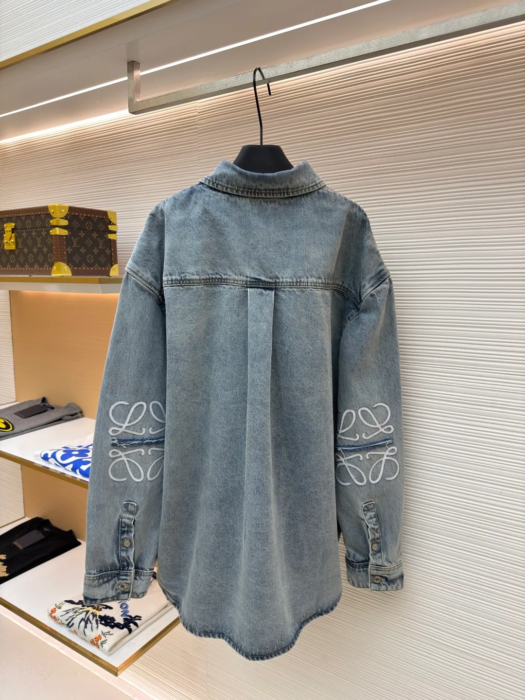 Loewe lapel long-sleeved laser burnt denim jacket ●Original version: purchased and developed for 11900 ●Item number: 1682175-B25 ●Material: denim fabric ●Technology: laser burnt production ●Color: blue ●Version: loose fit ●Weight: about 1080 grams ●Size: 46-48-50-52 ●Description: This LOEWE washed denim shirt is made using the ancient stone washing process. The dual action of natural volcanic stones and enzymes makes the denim fabric a naturally aged light gray blue tone. The color is rich in layering and soft to the touch, while retaining the crisp texture of the denim to the greatest extent. The shirt is cut using three-dimensional tailoring technology. The shoulders are designed with dropped shoulders, combined with the loose body shape, and precise cutting piece splicing and seam positioning are used to create a casual and neat outline. The placket is made of reinforced sewing technology, and the stitching stitches on the buttons and the cloth are dense, making it more durable. The collar and cuffs are hemmed with exquisite craftsmanship, and the seams are neat and not off-line. Every detail demonstrates the brand's strict control over craftsmanship, making the classic denim shirt both textured and practical. The overall wiring is straight and delicate, the fabric is comfortable and soft, and the color is consistent without color difference. It can be matched with the same style to create a fashionable look and control various occasions. Customized accessories, complete with three standards, same style for men and women!
