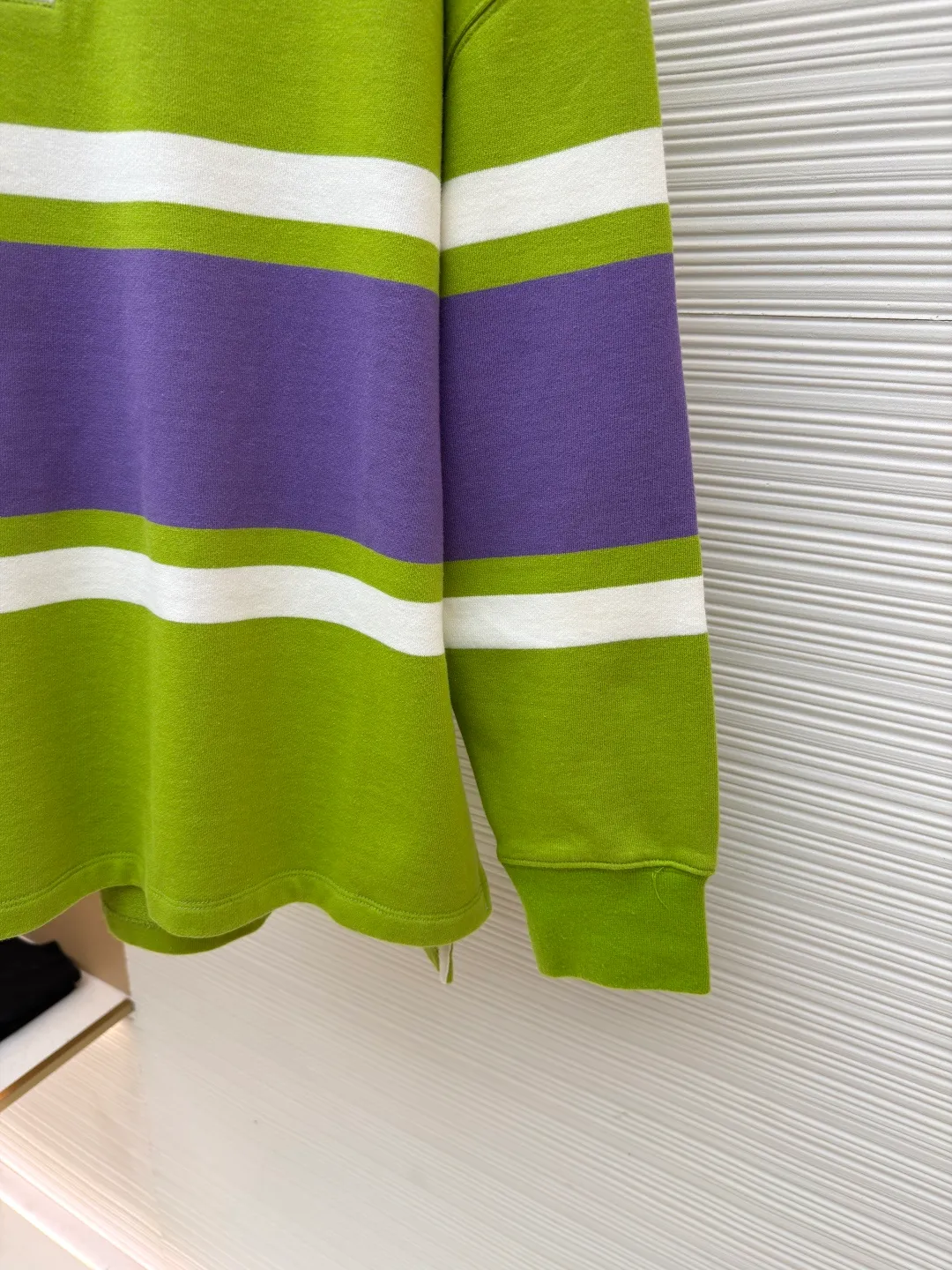 Loewe Anagram Embroidered Polo Shirt ●Original version: Purchased and developed for 7200 ●Item number: 1681492-B20 ●Fabric: cotton looped fleece jacquard fabric ●Technology: embroidery production ●Color: green, purple and white ●Version: fitted version ●Weight: about 635g ●Size: XS-S-M-L ●Description: Customized medium weight cotton looped fleece jacquard fabric, full texture, thick and solid Every inch contains a heavy sense of warmth. Avocado green falls into Monet's garden. The breath of plants and the narrative of art are woven into the stitches. The stripe rhythm of golden proportions. The homogeneous three-dimensionality on the chest jumps out and embellishes it like a work of art. The breathing philosophy of leaving a blank neckline. The visual hierarchy of primary and secondary. An orderly carnival of colors, using imported machine embroidery technology. Use advanced computer control systems and sophisticated mechanical components to realize Loewe Anagram embroidery operations with high precision. The lines are smooth and delicate, and the fabrics have been washed to give you a better feel and texture. It is not easy to deform, shrink or fade, and maintains long-term beauty. The overall wiring is straight and delicate, the fabric is comfortable and soft, and the color is consistent without color difference. It can be matched with the same style to create a fashionable look and control various occasions. Customized accessories, complete with three standards, same style for men and women!