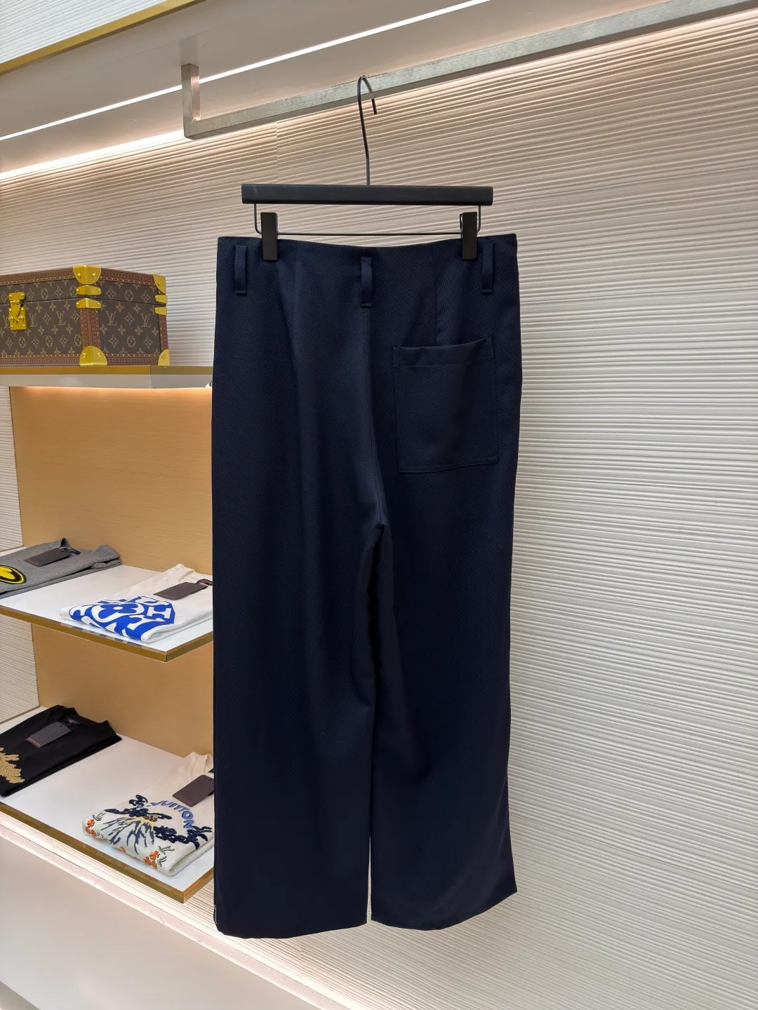Loewe leather straight-leg wool trousers [This product can only be dry-cleaned and not washed] ●Original version: purchased and developed by 7073 ●Item number: 1682011-C95 ●Fabric: wool fabric ●Technology: embossed patch production ●Color: navy blue ●Version: fitted version ●Weight: about 535 grams ●Size: 44-46-48-50 ●Description: Fabric likely High-count fine wool yarn is used, and the weight is reduced through weight reduction textile technology; crepe refers to the surface of the fabric that has been specially treated to form a fine and uniform wrinkle texture, which not only gives it a unique matte texture, but also increases the elasticity of the fabric and reduces the wrinkle-prone characteristics of pure wool; the twill weave method makes the fabric show a clear diagonal grain, which is softer, more elastic and better resistant to wrinkles than plain weave. High-quality calfskin is laser-cut into specific shapes, then the brand logo is accurately embossed with a high-temperature mold, and finally sewn onto the front of the pants. To highlight the brand identity in the most direct and permanent way, the material collision of leather and wool highlights the extraordinary craftsmanship value and luxurious touch in a low-key manner. By sewing the buttons to the inside of the placket, the appearance is left with just a flat flap. Its function is to achieve an extremely simple and neat visual effect of the front piece, improving the overall sophistication. The buttoned coin pocket is a small security pocket on the side of the waistband; the seam pocket is an insert pocket cleverly hidden along the side seam; and the rear patch pocket is a traditional seam pocket. Together they provide a practical and beautiful storage solution. The overall wiring is straight and delicate, the fabric is comfortable and soft, and the color is consistent without color difference. It can be matched with the same style to create a fashionable look and control various occasions. Customized accessories, complete with three standards, same style for men and women!