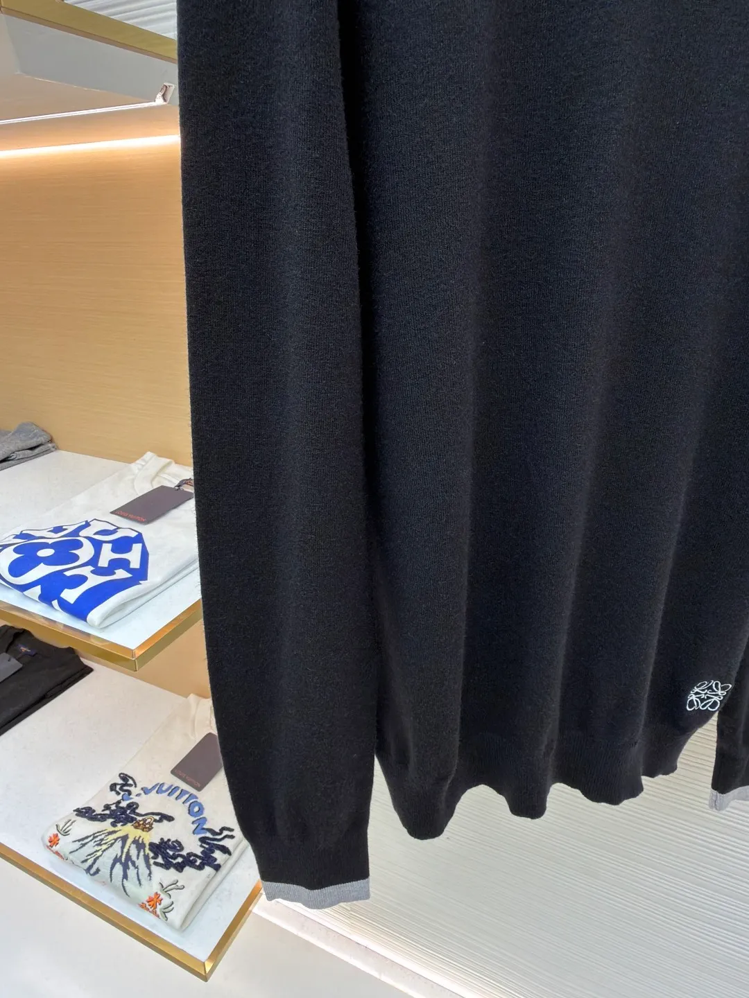 Loewe embroidered splicing wool sweater ●Original version: Purchased and developed for 9500 ●Item number: 1682270-A45 ●Fabric: wool blended fabric ●Technology: knitting ●Color: black ●Version: fitted version ●Weight: about 275 grams ●Size: S-M-L-XL ●Description: Made of 60% wool and 40% cotton yarn. The embroidery uses 3D three-dimensional embroidery and is embellished with the brand logo. The total number of stitches is approximately 2200. Garment washing removes wool impurities, fixes the pattern, fixes the color, and adds hand feel. Lightweight fine wool sweater with contrasting ribbed details at the inner collar and cuffs. *Regular fit, standard fit*Jersey stitching*Crew neck*Ribbed collar, cuffs and hem*Contrast Anagram embroidery on front. The overall wiring is straight and delicate, the fabric is comfortable and soft, and the color is consistent without color difference. It can be matched with the same style to create a fashionable look and control various occasions. Customized accessories, complete with three standards, same style for men and women!