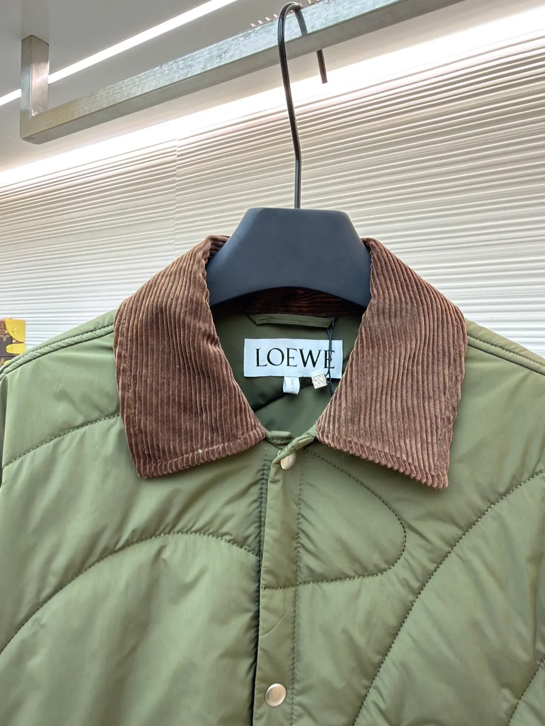Loewe brown velvet collar quilted cotton jacket ●Original version: purchased and developed by 21571 ●Item number: 1681751-D00 ●Fabric: polyester fiber fabric ●Technology: embossed patch production ●Color: military green ●Version: fitted version ●Weight: about 515 grams ●Size: 44-46-48-50 ●Description: Quilted with technical fabric and thin padding. The main body is made of 100% polyester fiber technical fabric. The fiber has been specially treated to have practical properties such as lightweight, anti-wrinkle, waterproof or high tear strength. The fabric, filling and lining are held together by precise quilting stitches, and the quilted pattern forms the brand's signature. First, it locks the filling to prevent it from shifting or accumulating after use and washing; second, it creates a unique decorative texture that transforms the brand symbol into a three-dimensional texture; and finally, it forms an air insulation layer to provide just the right amount of warmth under the premise of being light, achieving the unity of function and aesthetics. The suede texture of the collar contrasts sharply with the smooth technical fabric of the body, while the embossing adds a new dimension to the suede itself. Corduroy-effect embossed suede collar, using suede as the base material, giving it a soft, luxurious feel and a unique matte look. Through high-temperature embossing technology, a parallel convex texture similar to corduroy is pressed on the suede surface, creating extremely rich visual and tactile levels. The overall wiring is straight and delicate, the fabric is comfortable and soft, and the color is consistent without color difference. It can be matched with the same style to create a fashionable look and control various occasions. Customized accessories, complete with three standards, same style for men and women!