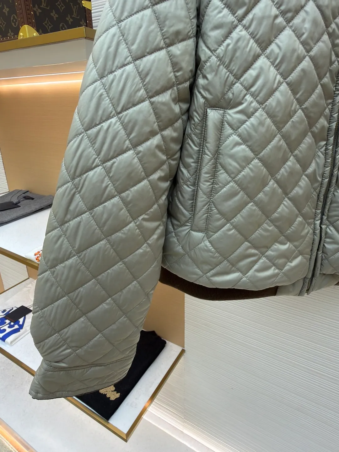 Loewe diamond patch sheepskin down jacket ●Original version: purchased and developed by 16516 ●Item number: 1681945-C65 ●Fabric: high-density nylon fabric ●Technology: patch production ●Color: khaki ●Version: fitted version ●Weight: about 605 grams ●Size: 36-38-40 ●Description: Made of high-density nylon as the main body and environmentally friendly dyeing process to ensure color fastness (washability and light resistance). Lapel, cuffs and hem: dark brown corduroy (Corduroy), made of 11 thin strips of corduroy. The fabric thickness is 350g/m², the texture is soft and wear-resistant, and it contrasts with the diamond quilting of the main body. Dark brown genuine leather, thick sheepskin, fine and shiny leather, oiled edges (edge ​​sealing). The overall wiring is straight and delicate, the fabric is comfortable and soft, and the color is consistent without color difference. It can be matched with the same style to create a fashionable look and control various occasions. Customized accessories, complete with three standards, same style for men and women!