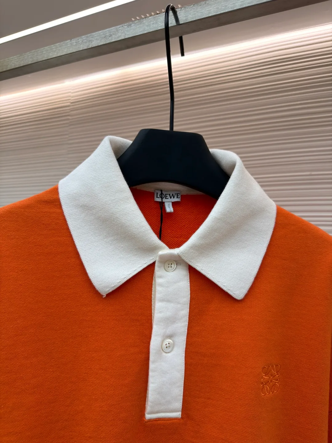 Loewe Anagram Embroidered Polo Shirt ●Original version: Purchased and developed for 7200 ●Item No.: 1681493-B20 ●Fabric: Cotton looped fleece jacquard fabric ●Technology: Embroidery production ●Color: Orange, blue and white ●Version: Fitted version ●Weight: about 660g ●Size: XS-S-M-L ●Description: Customized medium weight cotton looped fleece jacquard fabric, full texture, thick and solid Every inch contains a heavy sense of warmth. Avocado green falls into Monet's garden. The breath of plants and the narrative of art are woven into the stitches. The stripe rhythm of golden proportions. The homogeneous three-dimensionality on the chest jumps out and embellishes it like a work of art. The breathing philosophy of leaving a blank neckline. The visual hierarchy of primary and secondary. An orderly carnival of colors, using imported machine embroidery technology. Use advanced computer control systems and sophisticated mechanical components to realize Loewe Anagram embroidery operations with high precision. The lines are smooth and delicate, and the fabrics have been washed to give you a better feel and texture. It is not easy to deform, shrink or fade, and maintains long-term beauty. The overall wiring is straight and delicate, the fabric is comfortable and soft, and the color is consistent without color difference. It can be matched with the same style to create a fashionable look and control various occasions. Customized accessories, complete with three standards, same style for men and women!