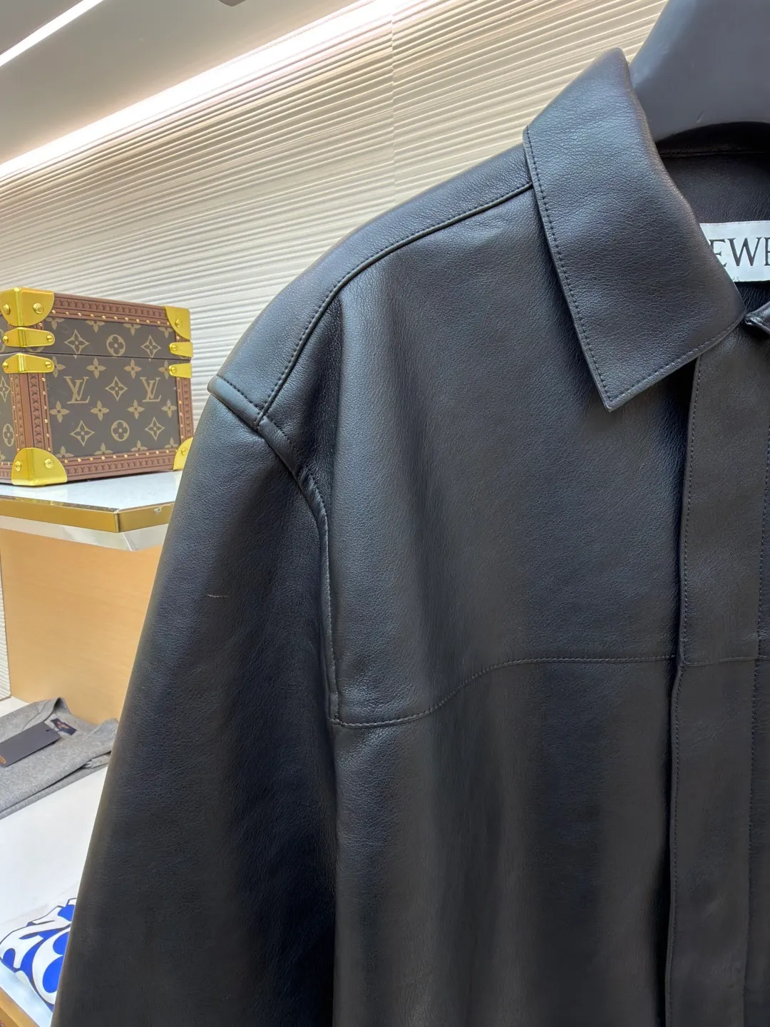 Loewe Anagram pocket zipper leather jacket ●Original version: 38900 purchase and development ●Item number: 1682094-C75 ●Fabric: sheepskin fabric ●Technology: air pump machine embossed production ●Color: black ●Version: fitted version ●Weight: about 1010 grams ●Size: 46-48-50-52 ●Description: Customized ebony pebbled vegetable tanned sheepskin, soft and tough texture, natural texture Presented in matte matte black, the grainy texture reflects subtle light and dark layers under light and shadow, giving static black a dynamic vitality. The iconic Loewe Anagram logo is embellished on the chest patch pocket. It is low-key and powerful. Every inch exudes a low-key and charming luxury luster. Hidden in the public, visible in the wise, it interprets the true connotation of high-end fashion with its versatile appearance. Air pump machine embossed embossing. Through the synergy between precise air pressure control and temperature, the logo pattern is imprinted on the leather surface in a three-dimensional embossed form without damage. Finally, the leather fibers are quickly solidified through a sudden drop in temperature, and the strands are fixed by manual glue. Physical reinforcement technology to fix the seams of the cut pieces through precise point gluing. Manual gluing operation. A wavy glue line is formed along the warp and weft of the cut piece, and the artificial oil edge requires the application of four layers of oil edge agent. Each layer is cooled to a specific temperature and then polished to ensure that the edge is as hard as ceramics and has a uniform gloss. The workmanship is cumbersome and the timeliness is slow. The overall wiring is straight and delicate, the fabric is comfortable and soft, and the color is consistent without color difference. It can be matched with the same style to create a fashionable look and control various occasions. Customized accessories, complete with three standards, same style for men and women!
