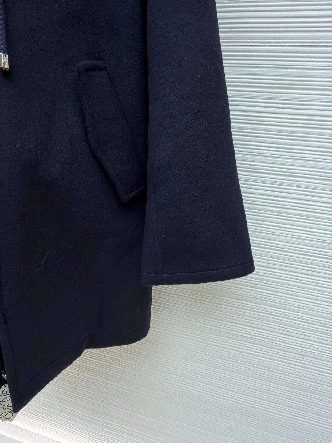 Loewe leather label hooded long coat ●Original version: Purchased and developed for 30900 ●Item number: 1682210-C95 ●Fabric: wool fabric ●Technology: CNC hemming production ●Color: navy ●Version: fitted version ●Weight: about 2005 grams ●Size: 46-48-50 ●Description: Custom-dyed heavy velvet double-sided wool with excellent texture and natural drape The main color is deep navy blue, weaving eternal tenderness. The design reconstructs the breathing rules of the coat. The deconstructed silhouette makes the coat a flowing sculpture. A matte black logo leather label is inlaid in the center of the outside of the hat brim. A miniature declaration of the brand spirit. Hidden in the public and visible in the mind. Elegant and atmospheric. Calm and restrained. The duet of warmth and fashion gives you all-round warmth protection. It has its own aura when walking, 1 ergonomic infrared three-dimensional cutting. Return to traditional craftsmanship. When cutting, use infrared rays to align the grid and strips. The cutter should align the infrared rays on a single piece of fabric to ensure that the cut pieces are symmetrical up and down. Intelligent temperature control composite realizes millimeter-level precise control of the bonding process through computer digital temperature control and zoned pressure adjustment, forming a three-dimensional integrated composite structure of fabric-adhesive layer-lining fabric. CNC seaming technology uses a bartack car and a punching machine to perform a combination of precise punching and radial bartacking at the key stress-bearing parts of the garment. The finished garment is soft and washable, has a better hand feel and texture, is not easy to deform, shrinks, and fades, and maintains long-term beauty. The overall wiring is straight and delicate, the fabric is comfortable and soft, and the color is consistent without color difference. It can be matched with the same style to create a fashionable look and control various occasions. Customized accessories, complete with three standards, same style for men and women!