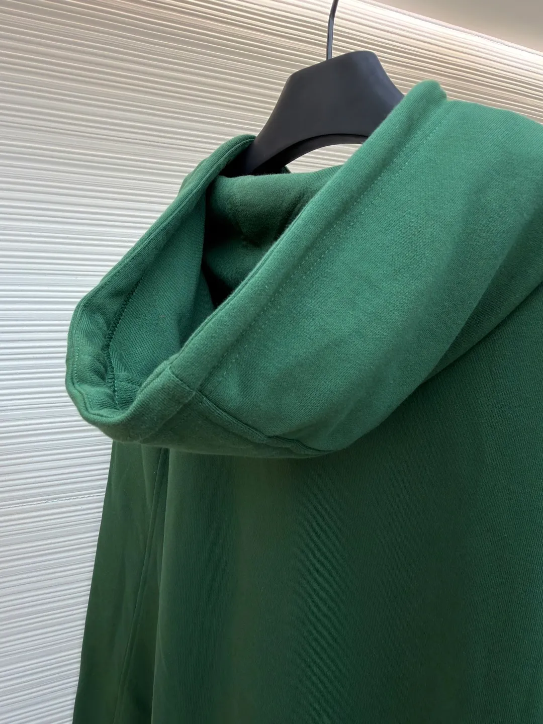 Loewe printed hooded sweatshirt ●Item No.: 1682305-B00 ●Fabric: 100% cotton ●Technology: Printed production ●Color: Green ●Version: Fitted version ●Weight: about 860 grams ●Size: S-M-L-XL ●Description: Customized high-count 100% cotton sweatshirt base fabric, as delicate as silk, comfortable and close to the skin, with deep black as the main tone, containing mystery and elegance The eye-catching white LOEWE print on the side is embellished. It declares the nobility of the brand with a bold design. It instantly becomes the focus of the visual and shows the luxurious style. Imported pulp discharge printing is printed on the dyed fabric with a discharge agent to destroy the dye to form a pattern. The printing process prints colorful patterns while discharge. The lines are clear and the pattern is fine. The color fastness is strong, and the fabric has been washed. It has a better hand feel. It is not easy to deform, not easy to shrink, not easy to fade, and maintains long-term beauty. The overall wiring is straight and delicate, the fabric is comfortable and soft, and the color is consistent without color difference. It can be matched with the same style to create a fashionable look and control various occasions. Customized accessories, complete with three standards, same style for men and women!