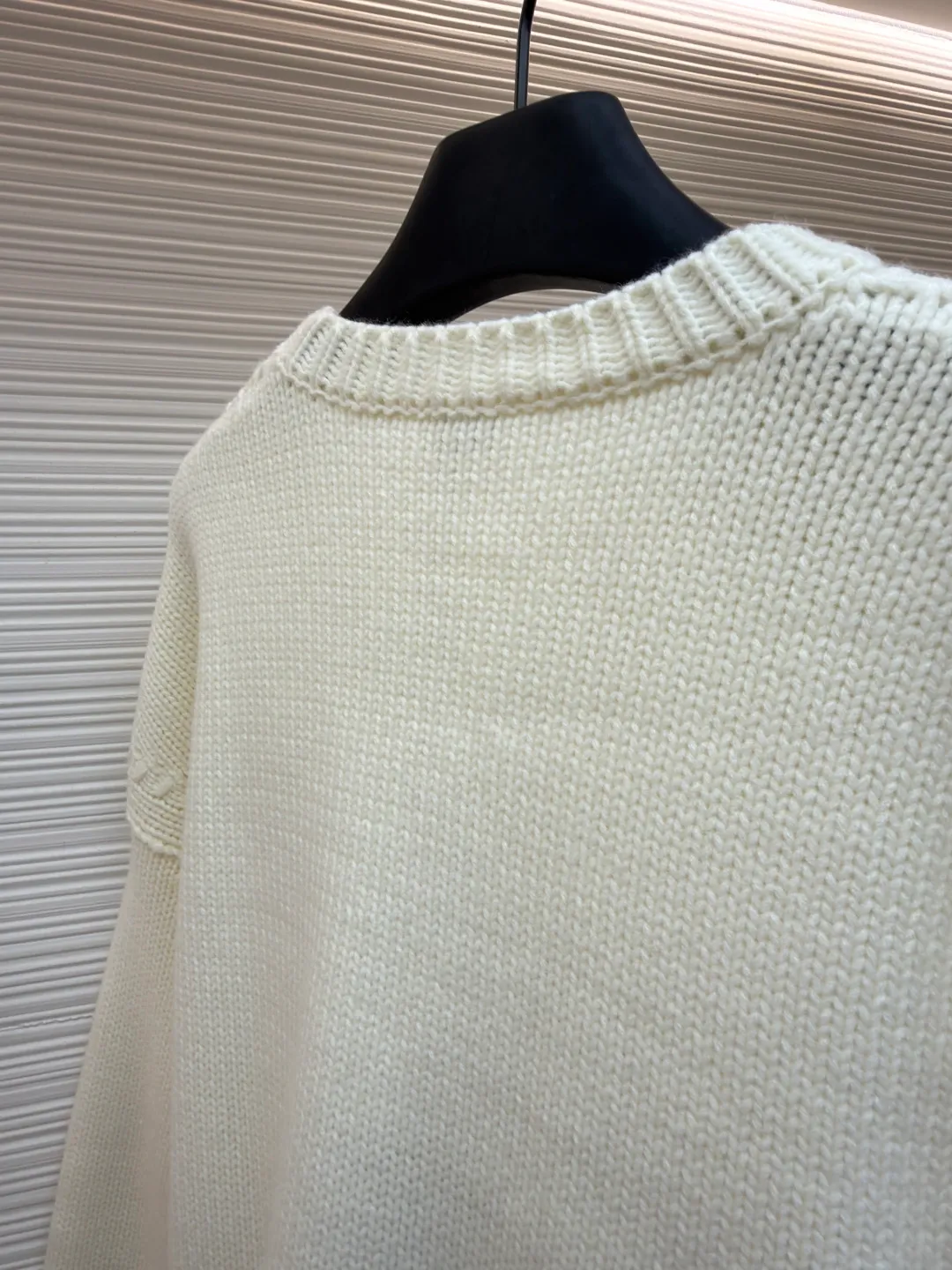 Loewe cat star round neck embroidered long-sleeved sweater ●Original version: purchased and developed by 19451 ●Item number: 1682139-C05 ●Fabric: wool blended fabric ●Technology: knitted embroidery production ●Color: white ●Version: fitted version ●Weight: about 740 grams ●Size: S-M-L-XL ●Description: This Loewe cat embroidered totem thick needle knitted sweater is made of imported merino wool woolen yarn and woven with an 8-needle thick needle plain knitting process. The yarn has been pre-washed and milled and anti-pilling, giving the garment a soft and waxy feel and a crisp texture. The loose shoulder style is formed in one go by an Italian computerized flat machine, which reduces stitching and makes it more neat. The cat totem on the front uses a combination of three-dimensional chain embroidery + satin embroidery, using high-tenacity black cotton blended embroidery thread. It is completed by hand stitch by stitch by senior embroidery workers. The outline of the pattern is smooth and full of three-dimensionality. The bottom layer of embroidery is paved with non-woven interlining to prevent the embroidery thread from pulling and causing the body to deform. The neckline, cuffs and hem are all designed with double-ply ribbing and built-in elastic spandex yarn. It has excellent resilience after high-temperature setting treatment. The low-temperature steam process is used during manual ironing to retain the natural texture and silhouette of the wool yarn to the greatest extent. The overall wiring is straight and delicate, the fabric is comfortable and soft, and the color is consistent without color difference. It can be matched with the same style to create a fashionable look and control various occasions. Customized accessories, complete with three standards, same style for men and women!