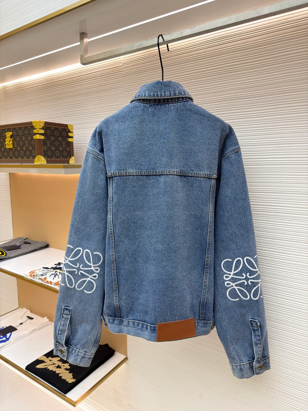 Loewe Anagram denim denim jacket ●Authentic product: Purchased and developed for 11900 ●Item number: 1680408-B40 ●Material: denim denim fabric ●Technology: laser cutting ●Version: Fitted version ●Weight: about 1325 grams ●Size: 46-48-50-52 ●Description: Customized dense-core condensed yarn material, comfortable and close to the skin, full of texture, Elbows decorated with Anagram hollow design The chest button flap welt pockets are sublimated. The classic LOEWE leather label logo is embellished on the back. The visual recognition is full. A statement of personality and taste. The collision of classics and innovation. The versatile charm of denim jackets. Denim elements. It is also synonymous with casual and uninhibited. It is laser cut. The elbows are manually disassembled and laid flat for laser positioning and cutting of the Anagram pattern. Then the internal patching is done by hand and finally manually sewn on. Expensive labor cost and high loss. Low daily output. Use imported special machine for infrared positioning "Loewe" The "leather label" position is more precise and firm. The overall wiring is straight and delicate, the fabric is comfortable and soft, and the color is consistent without color difference. It can be matched with the same style to create a fashionable look and control various occasions. Customized accessories, complete with three standards, same style for men and women!