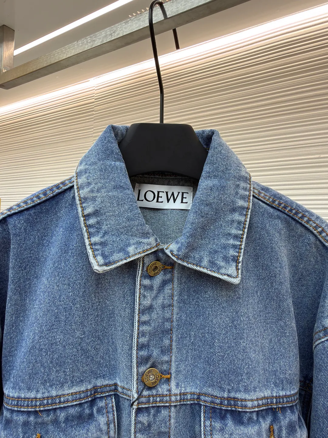 Loewe Anagram denim denim jacket ●Authentic product: Purchased and developed for 11900 ●Item number: 1680408-B40 ●Material: denim denim fabric ●Technology: laser cutting ●Version: Fitted version ●Weight: about 1325 grams ●Size: 46-48-50-52 ●Description: Customized dense-core condensed yarn material, comfortable and close to the skin, full of texture, Elbows decorated with Anagram hollow design The chest button flap welt pockets are sublimated. The classic LOEWE leather label logo is embellished on the back. The visual recognition is full. A statement of personality and taste. The collision of classics and innovation. The versatile charm of denim jackets. Denim elements. It is also synonymous with casual and uninhibited. It is laser cut. The elbows are manually disassembled and laid flat for laser positioning and cutting of the Anagram pattern. Then the internal patching is done by hand and finally manually sewn on. Expensive labor cost and high loss. Low daily output. Use imported special machine for infrared positioning "Loewe" The "leather label" position is more precise and firm. The overall wiring is straight and delicate, the fabric is comfortable and soft, and the color is consistent without color difference. It can be matched with the same style to create a fashionable look and control various occasions. Customized accessories, complete with three standards, same style for men and women!