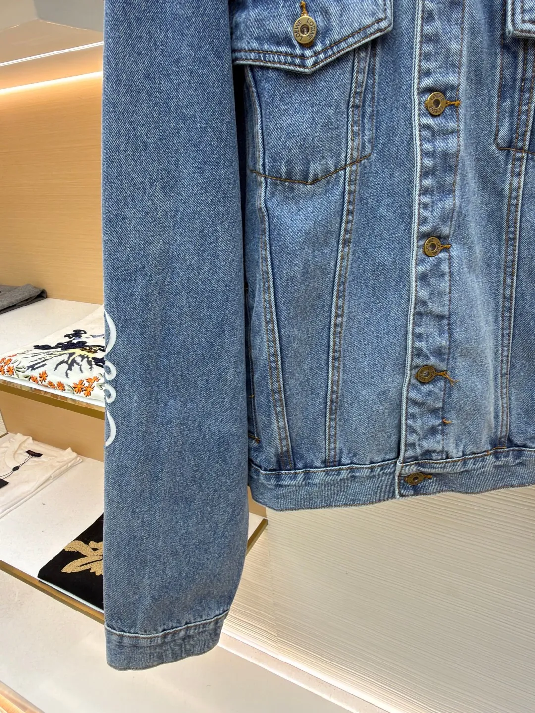 Loewe Anagram denim denim jacket ●Authentic product: Purchased and developed for 11900 ●Item number: 1680408-B40 ●Material: denim denim fabric ●Technology: laser cutting ●Version: Fitted version ●Weight: about 1325 grams ●Size: 46-48-50-52 ●Description: Customized dense-core condensed yarn material, comfortable and close to the skin, full of texture, Elbows decorated with Anagram hollow design The chest button flap welt pockets are sublimated. The classic LOEWE leather label logo is embellished on the back. The visual recognition is full. A statement of personality and taste. The collision of classics and innovation. The versatile charm of denim jackets. Denim elements. It is also synonymous with casual and uninhibited. It is laser cut. The elbows are manually disassembled and laid flat for laser positioning and cutting of the Anagram pattern. Then the internal patching is done by hand and finally manually sewn on. Expensive labor cost and high loss. Low daily output. Use imported special machine for infrared positioning "Loewe" The "leather label" position is more precise and firm. The overall wiring is straight and delicate, the fabric is comfortable and soft, and the color is consistent without color difference. It can be matched with the same style to create a fashionable look and control various occasions. Customized accessories, complete with three standards, same style for men and women!