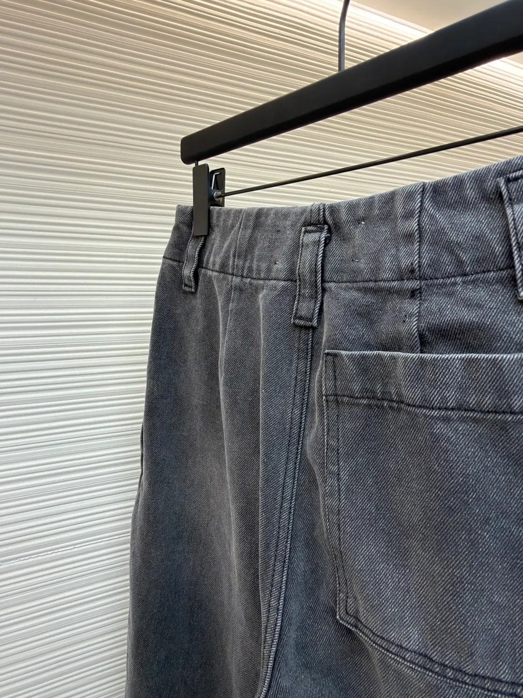 Loewe leather patch jeans ●Original version: Purchased and developed for 10900 ●Item number: 1682494-B25 ●Material: black cotton denim denim fabric ●Technology: three-dimensional double pleat production ●Color: stone washed gray ●Version: fitted version ●Weight: about 1035 grams ●Size: 44-46-48-50 ●Description: Customized stone washed black cotton denim denim material with excellent texture and comfortable skin fit Using basalt gray as the main color, let the color grow naturally over time. Loewe embossed leather patches are embellished on the belt button coin bag to express the brand identity. Use architectural folds to reconstruct the dynamic aesthetics of denim. Use ergonomic scimitar arcs to reconstruct the future silhouette of denim. Break away from the shackles of tradition and reshape the boundaries of fashion. Prioritize the positioning of the spray horse, and then rub it with your hands to create a gradient effect. Use a spray gun to accurately spray the reagent solution to the designated position on the shirt according to the design requirements. Let the reagent react chemically with the fabric to form a gradual gradient effect, and finally boil it to solidify the color. Peak trace three-dimensional double pleats are folded according to the double pleat structure to form the prototype of the pleats. Concealed stitches and special adhesives are used to fix the pleats to create an obvious three-dimensional undulating effect on the surface of the pants. Fine edge processing, straight and regular lines, heavy washing and whitening process. The denim fabric is subjected to multiple deep treatments through physical and chemical means to give the surface of the pants a dark effect. The denim fabric is then polished with a machine to produce a wear effect on the surface of the pants. The overall wiring is straight and delicate, the fabric is comfortable and soft, and the color is consistent without color difference. It can be matched with the same style to create a fashionable look and control various occasions. Customized accessories, complete with three standards, same style for men and women!