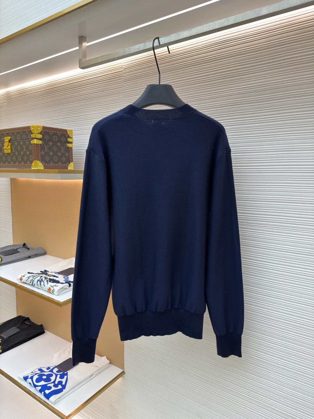 Loewe jersey stitched crew neck embroidered sweater ●Original version: purchased and developed by 8395 ●Item number: 1682517-A45 ●Fabric: wool fabric ●Technology: knitted embroidery production ●Color: navy blue ●Version: fitted version ●Weight: about 305 grams ●Size: S-M-L-XL ●Description: This LOEWE navy blue knitted sweater is knitted with high-quality merino wool blended yarn and uses plain knitting technology to create the body. The fabric is fine, soft, waxy and elastic, with both warmth retention and breathability, and is not prone to pilling or snagging. The brand's classic embroidery pattern on the left chest is made of the same color and gold embroidery thread, and is made with fine appliqué technology. The pattern is three-dimensional and vivid, with dense stitching, forming a low-key texture contrast with the knitted base, highlighting the brand's recognition. The neckline is a classic round neck design, with double-needle reinforced hemming technology and a custom-made threaded collar, making it durable and not prone to loosening. The cuffs and hem are designed with ribbed edges, with moderate elasticity to fit the body shape. The overall cut is a loose silhouette, with straight and fine stitching lines. Customized accessories and three labels are complete. The details and craftsmanship show the level of luxury. It is suitable for casual daily and light business wear scenarios. The overall wiring is straight and delicate, the fabric is comfortable and soft, and the color is consistent without color difference. It can be matched with the same style to create a fashionable look and control various occasions. Customized accessories, complete with three standards, same style for men and women!