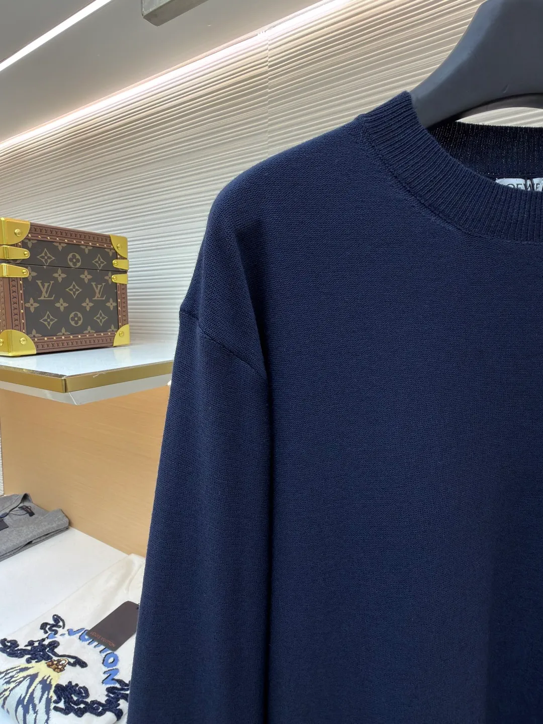 Loewe jersey stitched crew neck embroidered sweater ●Original version: purchased and developed by 8395 ●Item number: 1682517-A45 ●Fabric: wool fabric ●Technology: knitted embroidery production ●Color: navy blue ●Version: fitted version ●Weight: about 305 grams ●Size: S-M-L-XL ●Description: This LOEWE navy blue knitted sweater is knitted with high-quality merino wool blended yarn and uses plain knitting technology to create the body. The fabric is fine, soft, waxy and elastic, with both warmth retention and breathability, and is not prone to pilling or snagging. The brand's classic embroidery pattern on the left chest is made of the same color and gold embroidery thread, and is made with fine appliqué technology. The pattern is three-dimensional and vivid, with dense stitching, forming a low-key texture contrast with the knitted base, highlighting the brand's recognition. The neckline is a classic round neck design, with double-needle reinforced hemming technology and a custom-made threaded collar, making it durable and not prone to loosening. The cuffs and hem are designed with ribbed edges, with moderate elasticity to fit the body shape. The overall cut is a loose silhouette, with straight and fine stitching lines. Customized accessories and three labels are complete. The details and craftsmanship show the level of luxury. It is suitable for casual daily and light business wear scenarios. The overall wiring is straight and delicate, the fabric is comfortable and soft, and the color is consistent without color difference. It can be matched with the same style to create a fashionable look and control various occasions. Customized accessories, complete with three standards, same style for men and women!