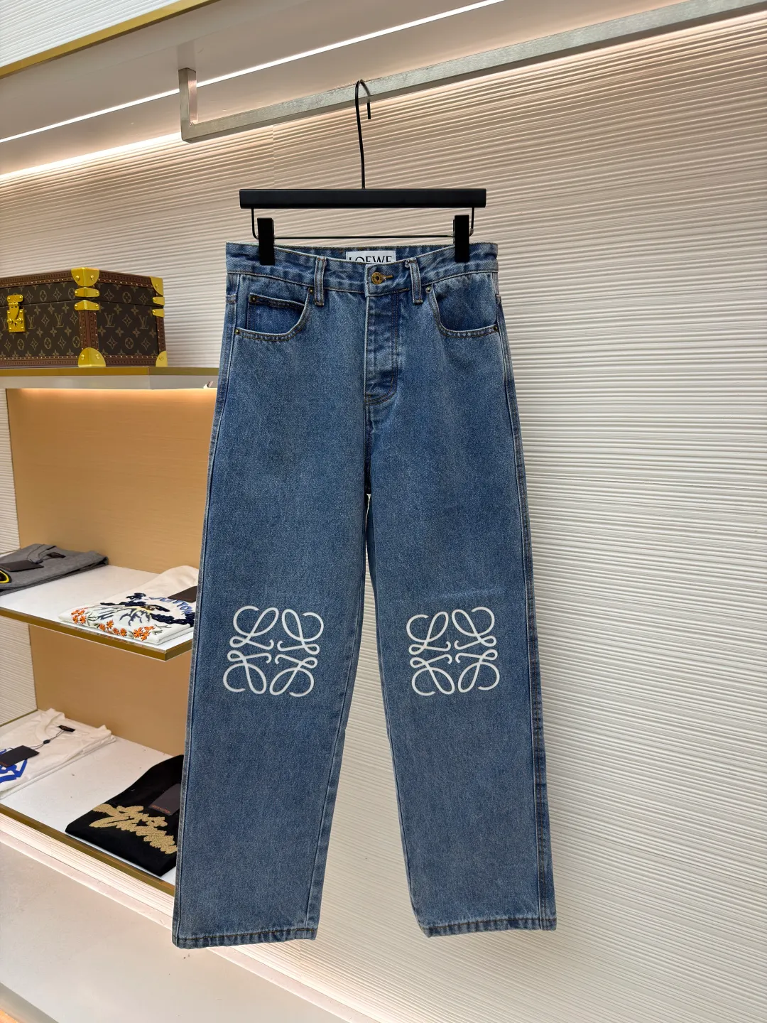 Loewe Anagram denim jeans ●Authentic product: Purchased and developed for 9900 ●Item number: 1680409-A90 ●Material: Denim denim fabric ●Technology: Laser cutting and production ●Version: fitted version ●Weight: about 990 grams ●Size: 46-48-50-52 ●Description: Customized dense core condensate material, comfortable and close to the skin, full of texture, Elbows decorated with Anagram hollow design The button-flap welt pockets on the chest are sublimated. The classic LOEWE leather logo on the back is embellished with visual recognition. It is a declaration of personality and taste. The collision of classics and innovation. The versatile charm of the denim jacket. The denim element is also synonymous with casualness. Using laser cutting, the elbows are manually disassembled, laid out flat for laser positioning and cutting the anagram pattern, and then hand-applied internally, and finally manually sewn on. The labor cost is high, the loss is high, and the daily output is low. The overall wiring is straight and delicate, the fabric is comfortable and soft, and the color is consistent without color difference. It can be matched with the same style to create a fashionable look and control various occasions. Customized accessories, complete with three standards, same style for men and women!