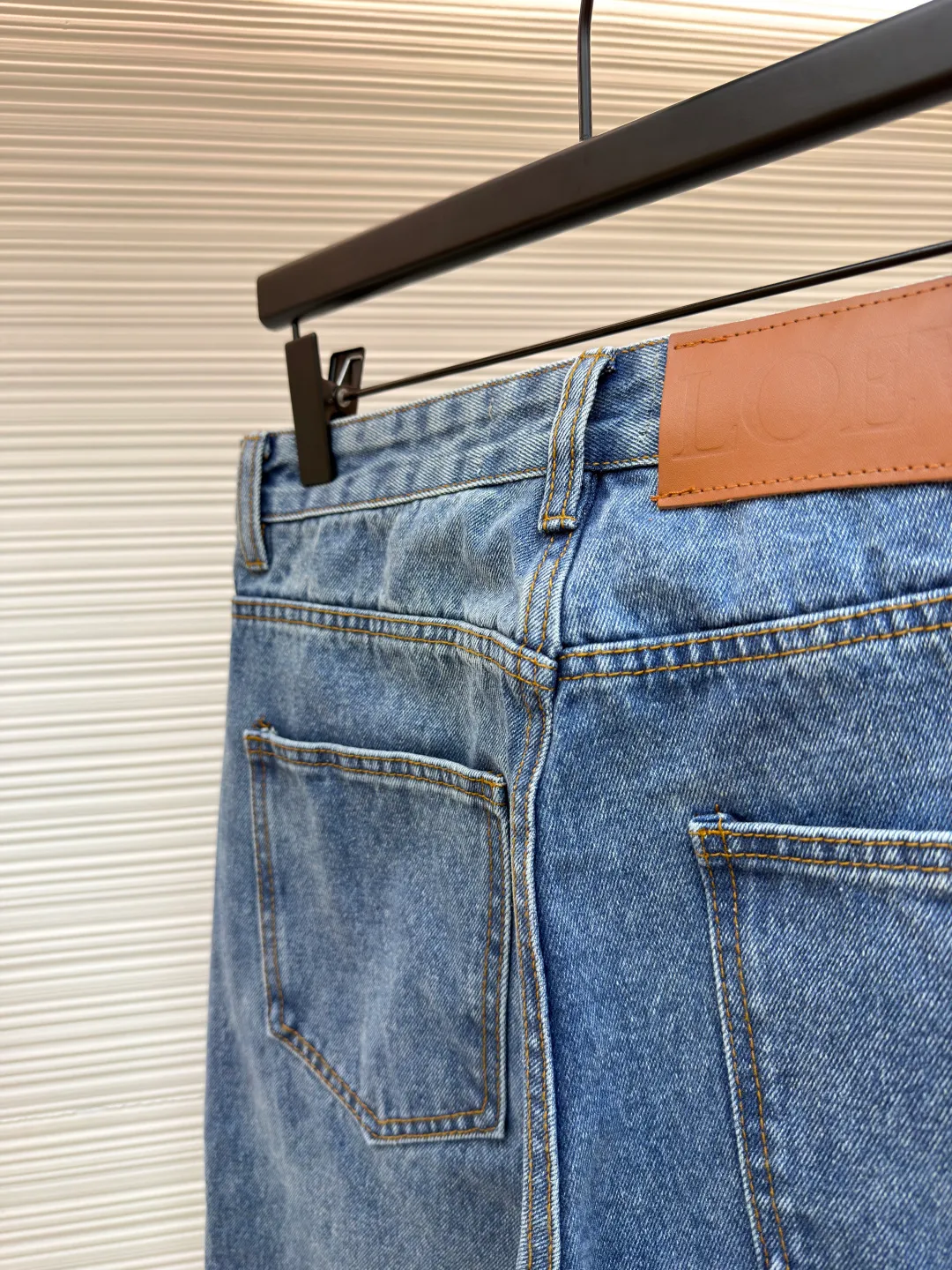 Loewe Anagram denim jeans ●Authentic product: Purchased and developed for 9900 ●Item number: 1680409-A90 ●Material: Denim denim fabric ●Technology: Laser cutting and production ●Version: fitted version ●Weight: about 990 grams ●Size: 46-48-50-52 ●Description: Customized dense core condensate material, comfortable and close to the skin, full of texture, Elbows decorated with Anagram hollow design The button-flap welt pockets on the chest are sublimated. The classic LOEWE leather logo on the back is embellished with visual recognition. It is a declaration of personality and taste. The collision of classics and innovation. The versatile charm of the denim jacket. The denim element is also synonymous with casualness. Using laser cutting, the elbows are manually disassembled, laid out flat for laser positioning and cutting the anagram pattern, and then hand-applied internally, and finally manually sewn on. The labor cost is high, the loss is high, and the daily output is low. The overall wiring is straight and delicate, the fabric is comfortable and soft, and the color is consistent without color difference. It can be matched with the same style to create a fashionable look and control various occasions. Customized accessories, complete with three standards, same style for men and women!