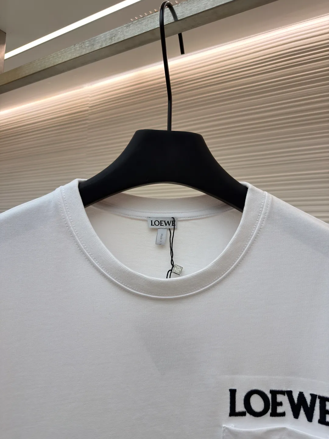 Loewe Patch Pocket Round Neck Short Sleeve ●Original version: Purchased and developed in 3010 ●Item number: 1681854-A00 ●Material: combed cotton fabric ●Technology: embroidery production ●Color: white ●Version: fitted version ●Weight: about 275 grams ●Size: XS-S-M-L ●Description: Made of 15S fine cotton plain fabric, 230g; with 32S double yarn thread, 300g. Plain weave fabric made from combed cotton fibers has a more orderly arrangement and higher density than ordinary cotton, so it has better texture and luster. 15S fine cotton plain fabric is a high-quality cotton fabric with the characteristics of softness, comfort, good breathability, and good durability. Matching the specific color and thick thread material, single-needle lock embroidery is mainly used, and the stitches of this embroidery are fine. The craftsmanship is exquisite. The edge of the pattern not only makes the embroidery appear smooth, but also the stitches are arranged neatly and evenly, without exposing the ground or overlapping. The embroidery uses thick lines to outline the letter pattern, and the thick lines create a more three-dimensional texture. Thick thread embroidery has the rough feel of hand embroidery, and the overall effect is three-dimensional and the texture is delicate, creating a dual texture in terms of look and feel. The overall wiring is straight and delicate, the fabric is comfortable and soft, and the color is consistent without color difference. It can be matched with the same style to create a fashionable look and control various occasions. Customized accessories, complete with three standards, same style for men and women!