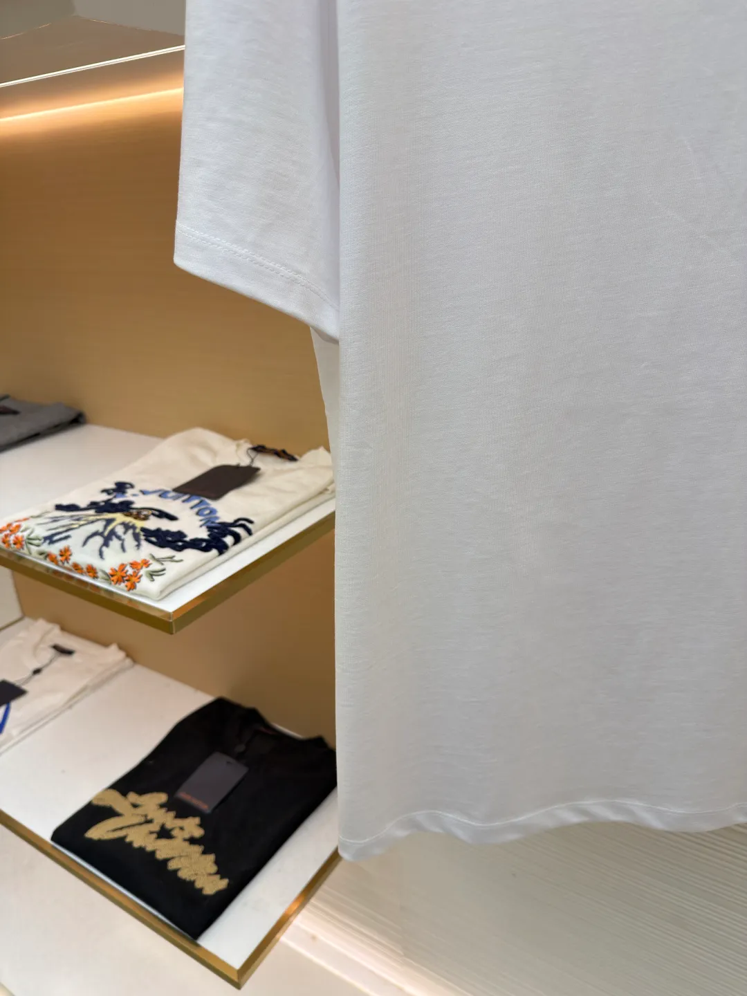 Loewe Patch Pocket Round Neck Short Sleeve ●Original version: Purchased and developed in 3010 ●Item number: 1681854-A00 ●Material: combed cotton fabric ●Technology: embroidery production ●Color: white ●Version: fitted version ●Weight: about 275 grams ●Size: XS-S-M-L ●Description: Made of 15S fine cotton plain fabric, 230g; with 32S double yarn thread, 300g. Plain weave fabric made from combed cotton fibers has a more orderly arrangement and higher density than ordinary cotton, so it has better texture and luster. 15S fine cotton plain fabric is a high-quality cotton fabric with the characteristics of softness, comfort, good breathability, and good durability. Matching the specific color and thick thread material, single-needle lock embroidery is mainly used, and the stitches of this embroidery are fine. The craftsmanship is exquisite. The edge of the pattern not only makes the embroidery appear smooth, but also the stitches are arranged neatly and evenly, without exposing the ground or overlapping. The embroidery uses thick lines to outline the letter pattern, and the thick lines create a more three-dimensional texture. Thick thread embroidery has the rough feel of hand embroidery, and the overall effect is three-dimensional and the texture is delicate, creating a dual texture in terms of look and feel. The overall wiring is straight and delicate, the fabric is comfortable and soft, and the color is consistent without color difference. It can be matched with the same style to create a fashionable look and control various occasions. Customized accessories, complete with three standards, same style for men and women!