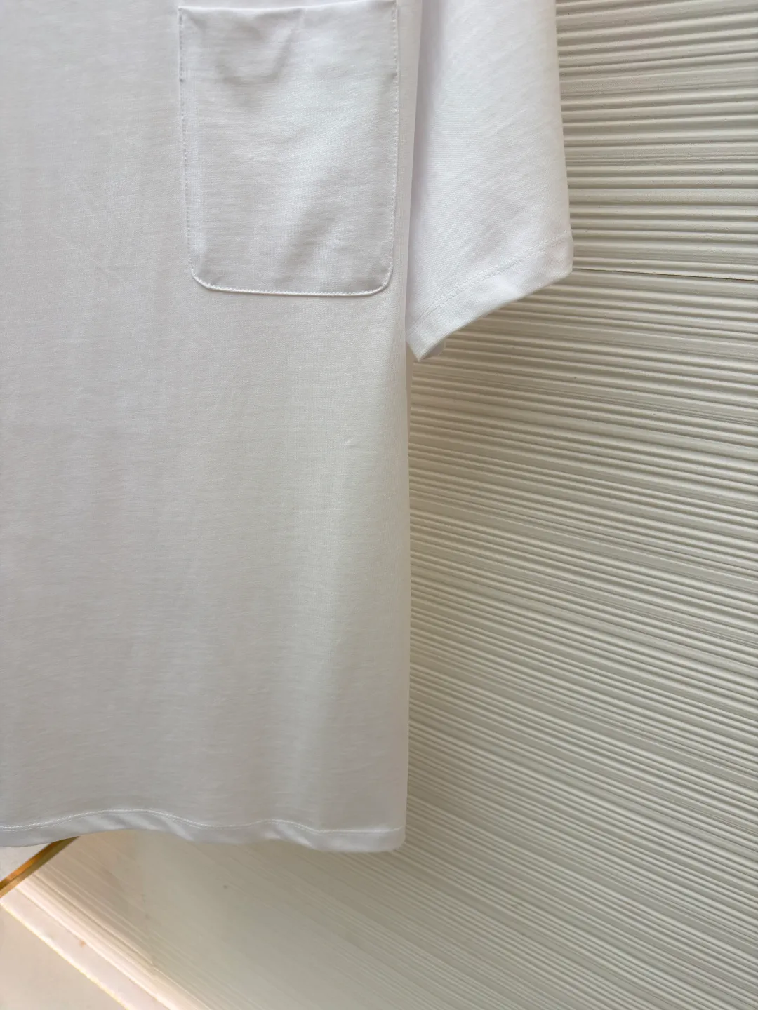 Loewe Patch Pocket Round Neck Short Sleeve ●Original version: Purchased and developed in 3010 ●Item number: 1681854-A00 ●Material: combed cotton fabric ●Technology: embroidery production ●Color: white ●Version: fitted version ●Weight: about 275 grams ●Size: XS-S-M-L ●Description: Made of 15S fine cotton plain fabric, 230g; with 32S double yarn thread, 300g. Plain weave fabric made from combed cotton fibers has a more orderly arrangement and higher density than ordinary cotton, so it has better texture and luster. 15S fine cotton plain fabric is a high-quality cotton fabric with the characteristics of softness, comfort, good breathability, and good durability. Matching the specific color and thick thread material, single-needle lock embroidery is mainly used, and the stitches of this embroidery are fine. The craftsmanship is exquisite. The edge of the pattern not only makes the embroidery appear smooth, but also the stitches are arranged neatly and evenly, without exposing the ground or overlapping. The embroidery uses thick lines to outline the letter pattern, and the thick lines create a more three-dimensional texture. Thick thread embroidery has the rough feel of hand embroidery, and the overall effect is three-dimensional and the texture is delicate, creating a dual texture in terms of look and feel. The overall wiring is straight and delicate, the fabric is comfortable and soft, and the color is consistent without color difference. It can be matched with the same style to create a fashionable look and control various occasions. Customized accessories, complete with three standards, same style for men and women!